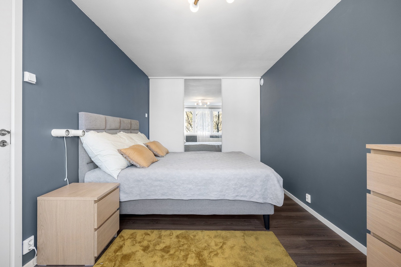 Soverommet er utstyrt med en skyvedørsgarderobe med speilfront, noe som gir god oppbevaringskapasitet uten å ta for mye plass Galleribilde