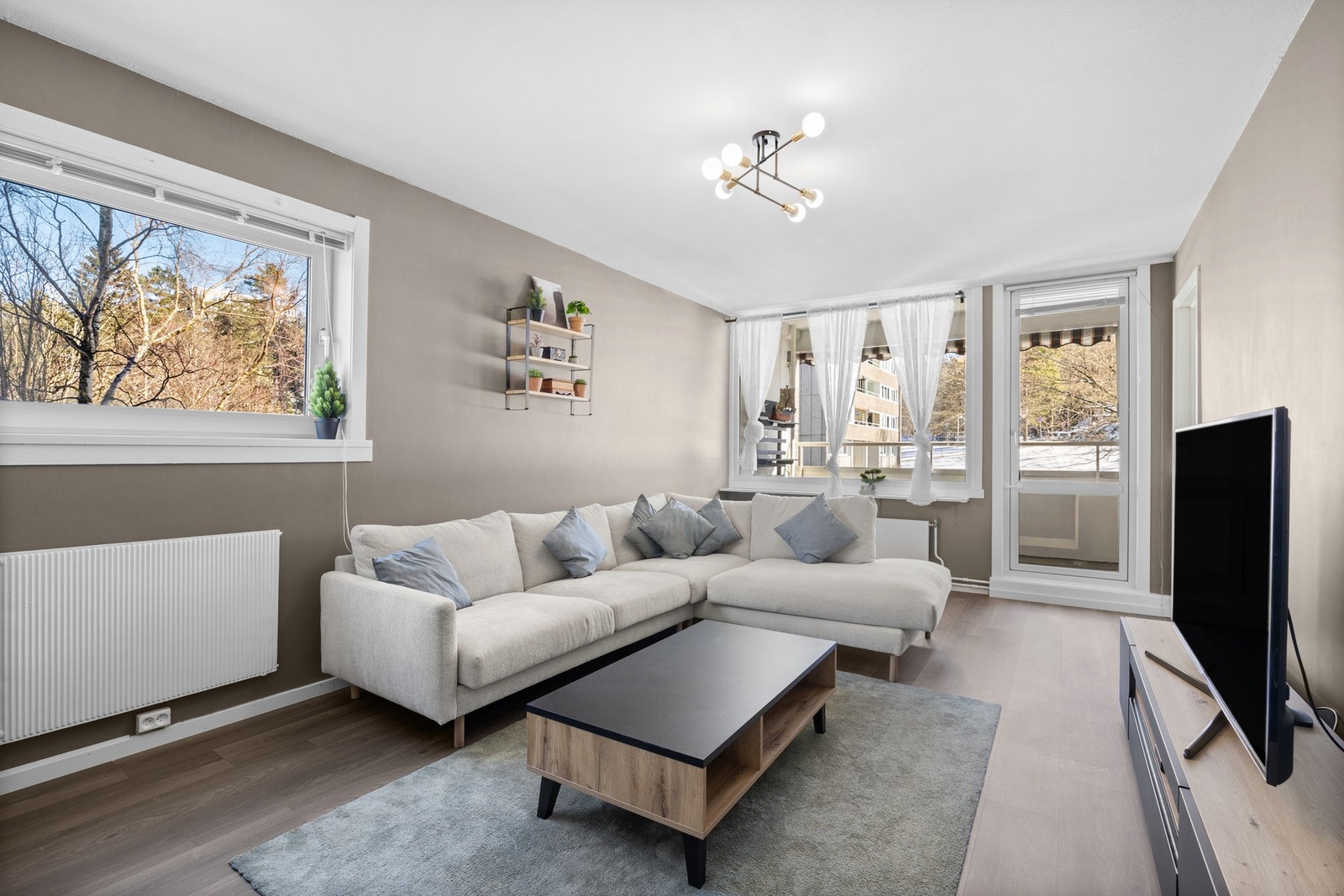 Stuen er et praktisk og fleksibelt rom med god plass til både sofa og spisebord. Med utgang til balkongen får du enkel tilgang til frisk luft og mulighet for å utvide stuearealet på varme dager. Galleribilde