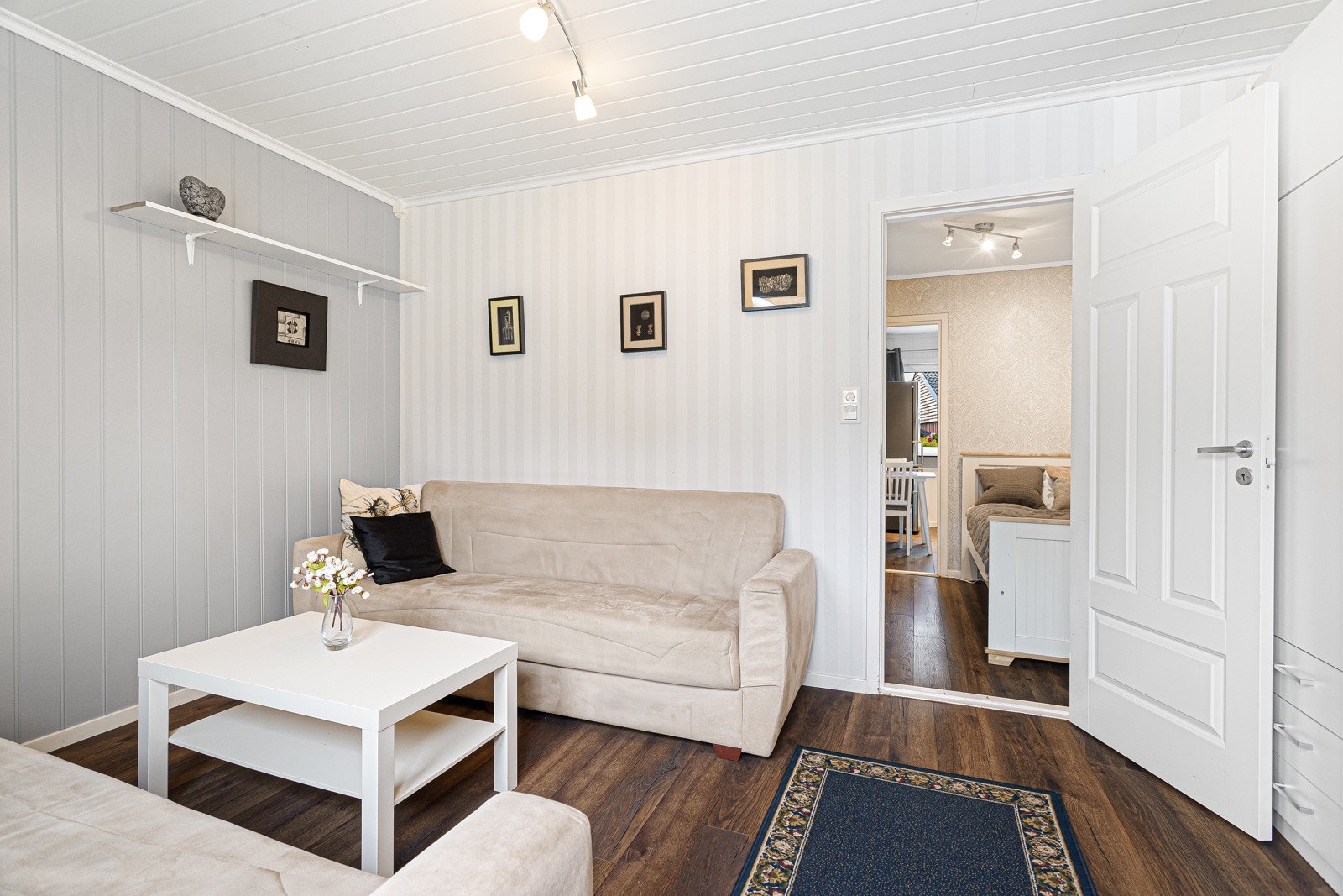 Stue/soverom med egen inngang. Selger har leid ut denne som del av egen bolig Galleribilde