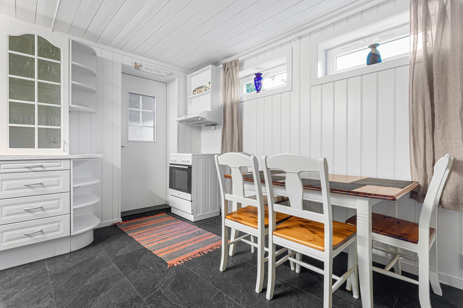 Egen inngang til kjeller Galleribilde