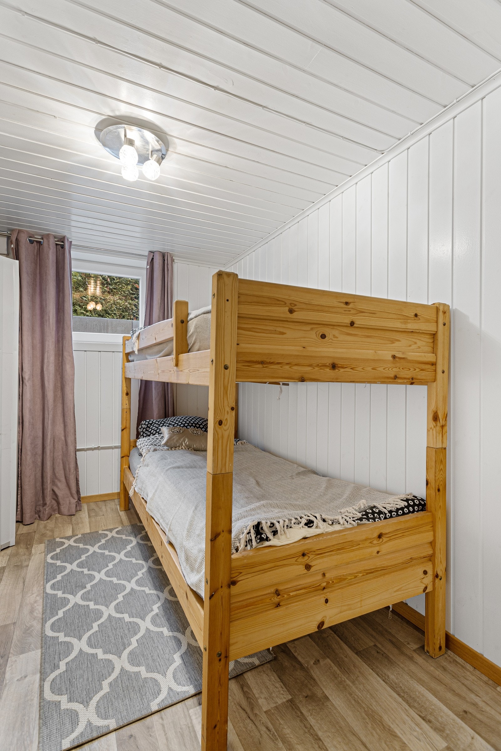 Rom i kjeller som blir brukt som soverom. Ikke godkjent hos kommunen Galleribilde