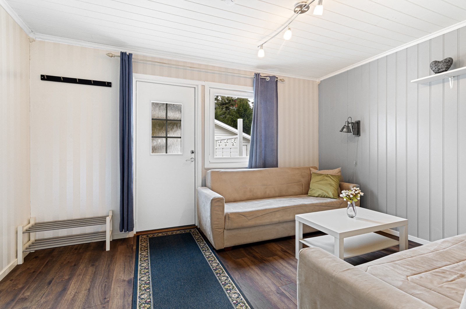 Stue/soverom med egen inngang. Selger har leid ut denne som del av egen bolig Galleribilde