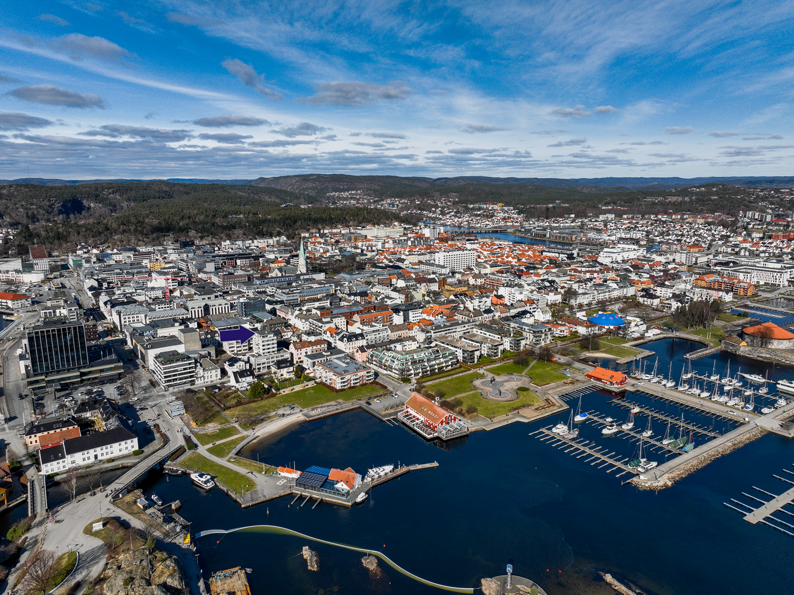 Dronebilde mot byen.png Galleribilde