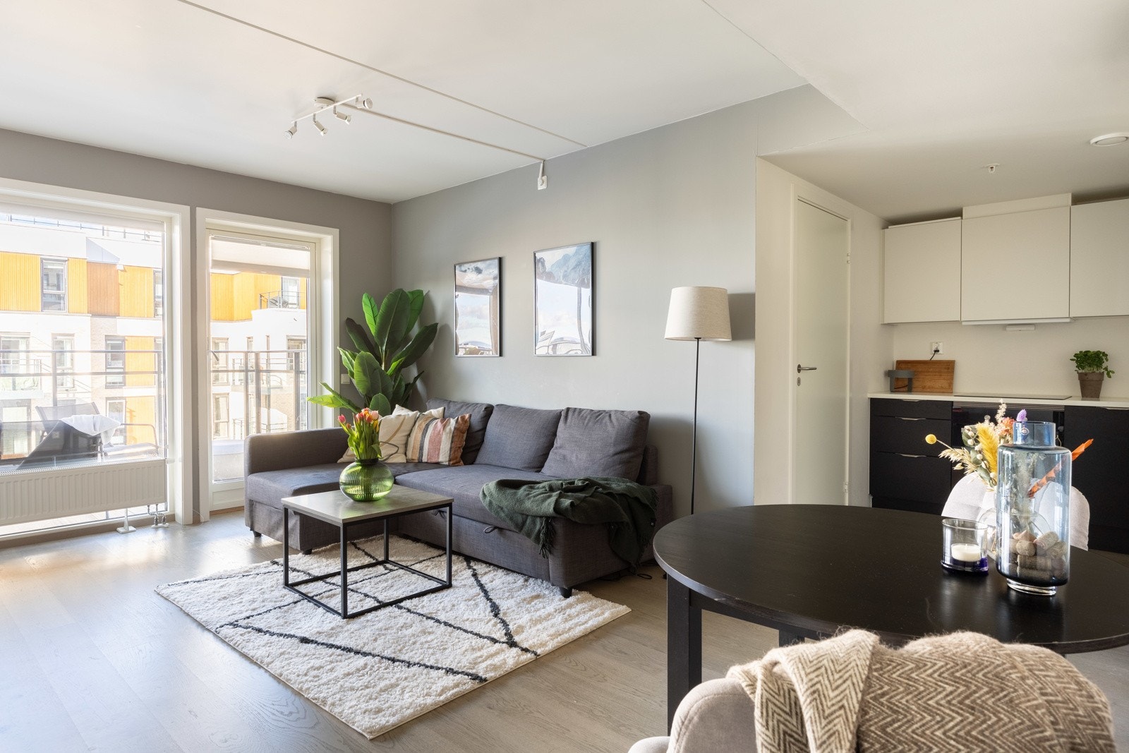 Leiligheten er lys og moderne med gjennomgående høy standard. Galleribilde