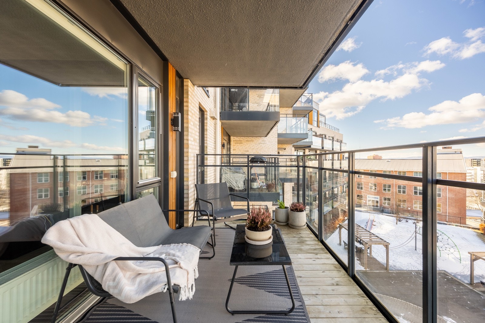 Leiligheten byr blant annet på denne herlige balkongen. Galleribilde
