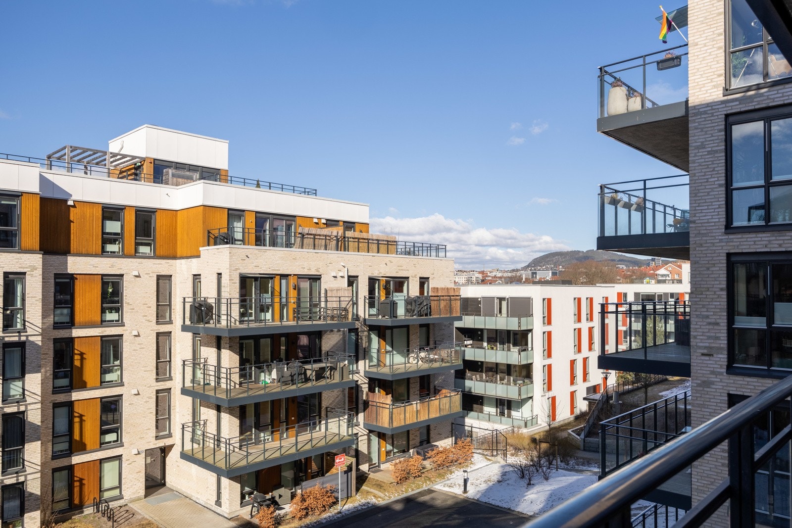 Balkongen er vestvendt og har fine sol- og utsiktsforhold. Galleribilde