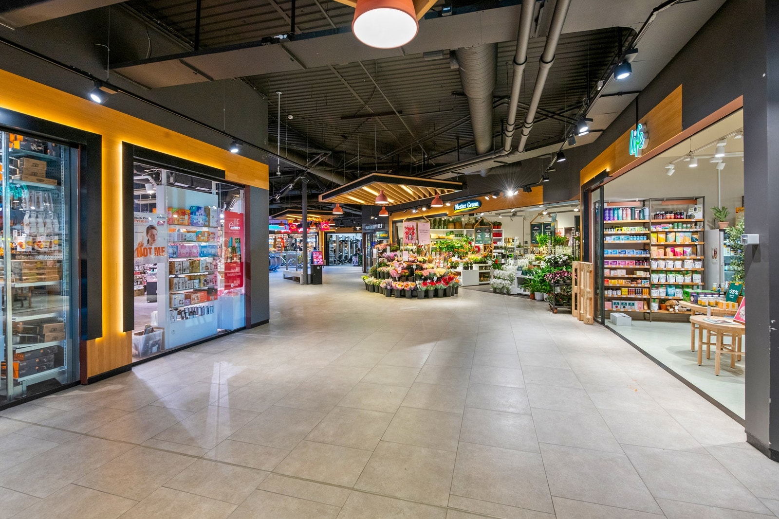 Her finner du blant annet Boots apotek, Meny, Europris, Mester grønn, Nille, Normal, Norli, Vita, Legekontor, Cutters frisør, Synsam, Vinmonopolet og en rekke spisesteder. Galleribilde