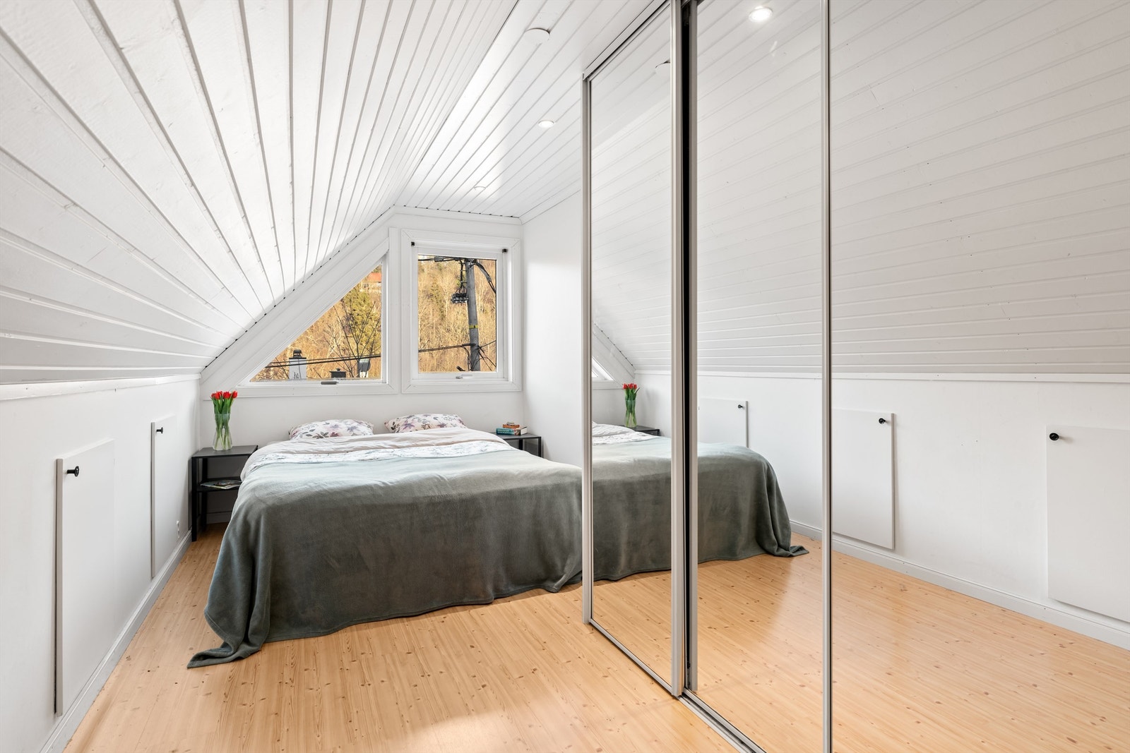 Hovedsoverommet er av god størrelse og har plass til både dobbeltseng og nattbord Galleribilde