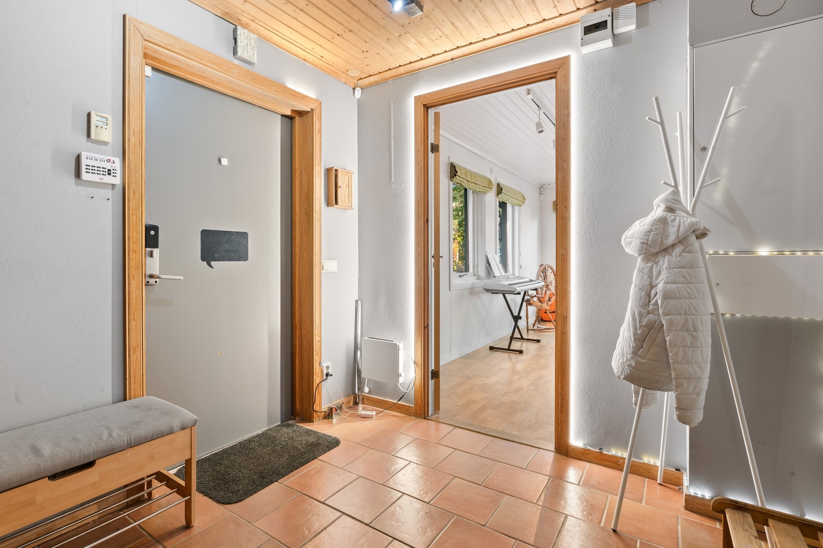 Velkommen inn! Her er det rikelig med plass til å henge fra seg yttertøyet og sette fra seg sko. Galleribilde