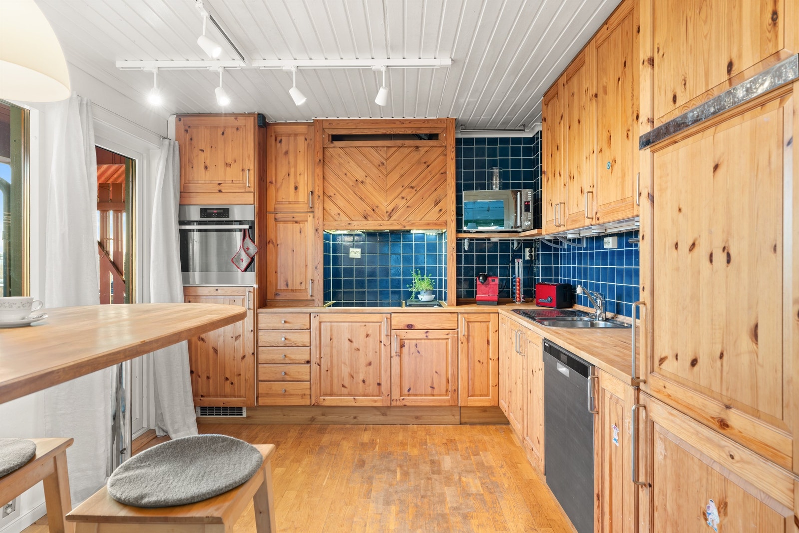 For mange er kjøkkenet det viktigste rommet i boligen. Her er kjøkkenet holdt i en praktisk separat løsning fra stuen, noe som skaper en fin sone for matlagingen. Galleribilde