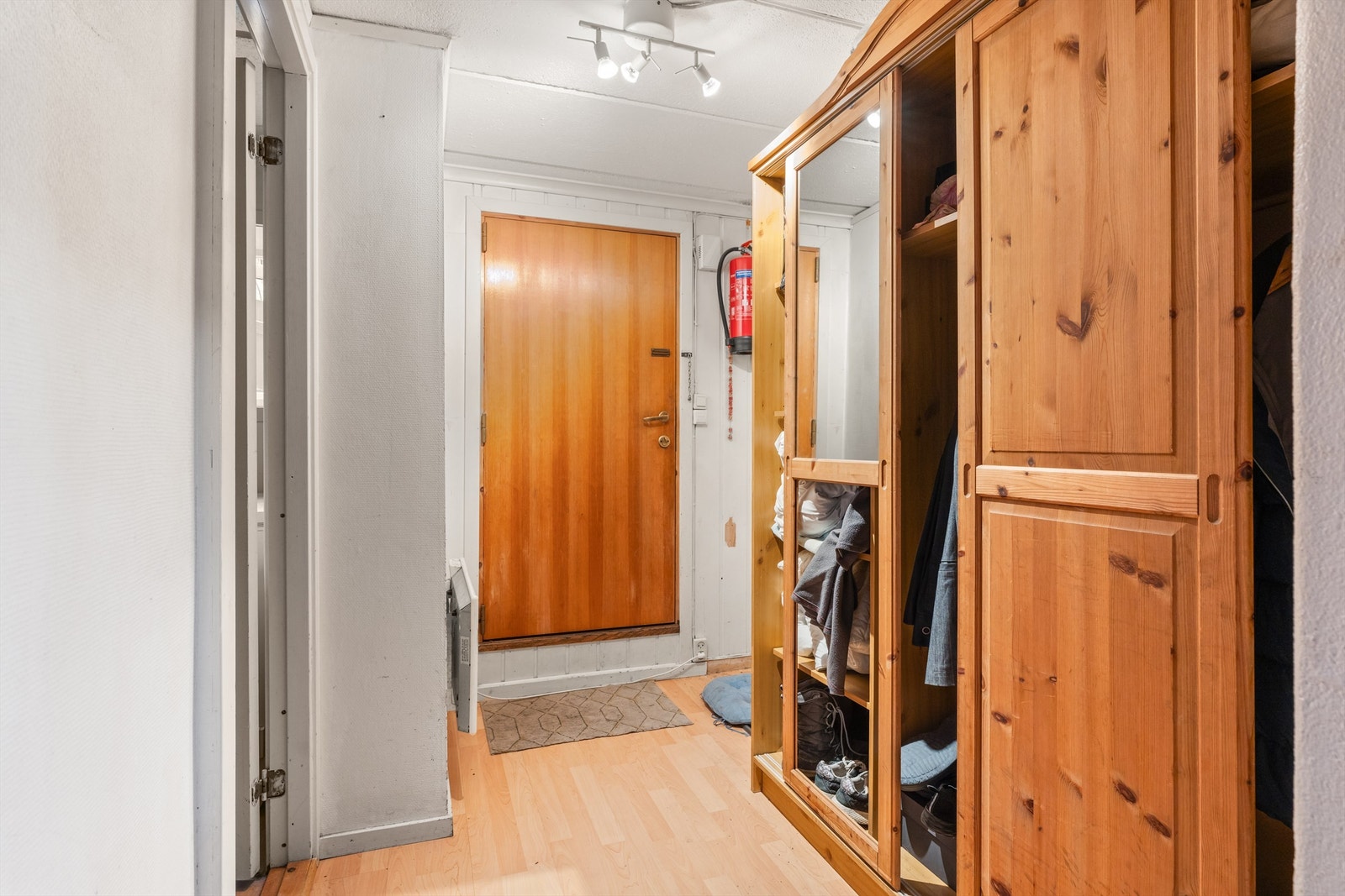 Kjeller har en egen inngang. Stor og praktisk entré/gang i underetasjen. Galleribilde