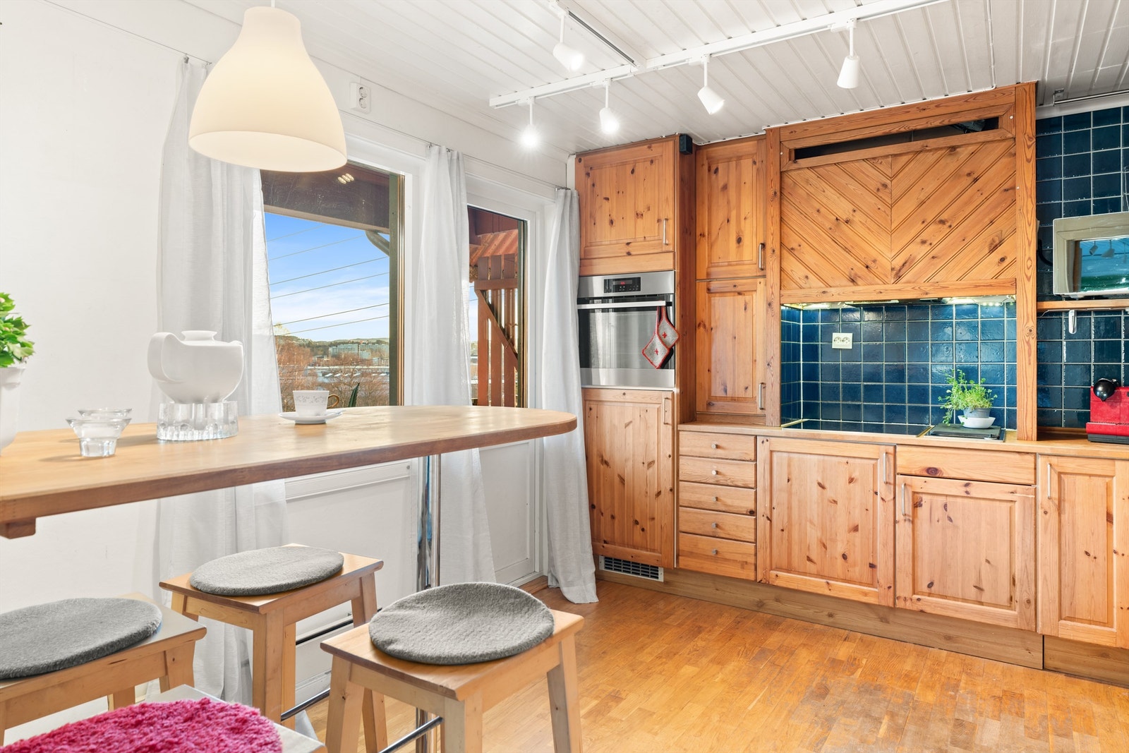 Kjøkkeninnredningen er av profilerte fronter og benkeplate i heltre med oppvaskkum. Oppvaskmaskin, komfyr, koketopp, elektrisk grill medfølger. Galleribilde