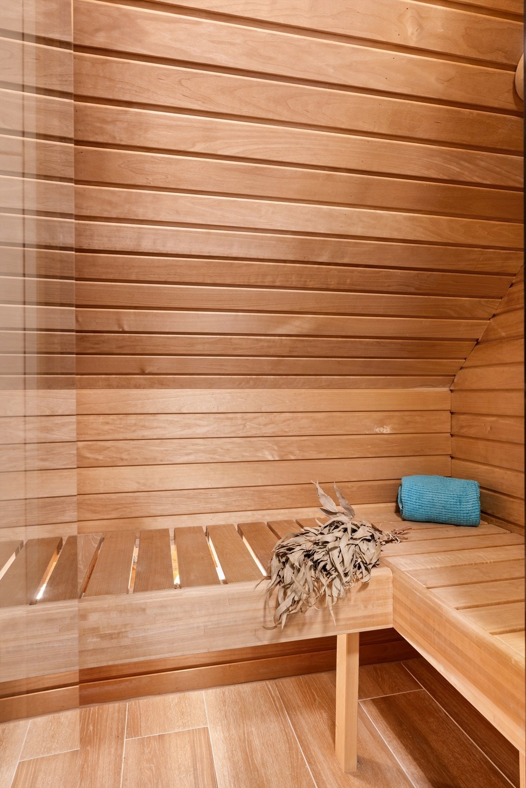 En del av badet er innredet som badstue med elektrisk badstuovn. Galleribilde