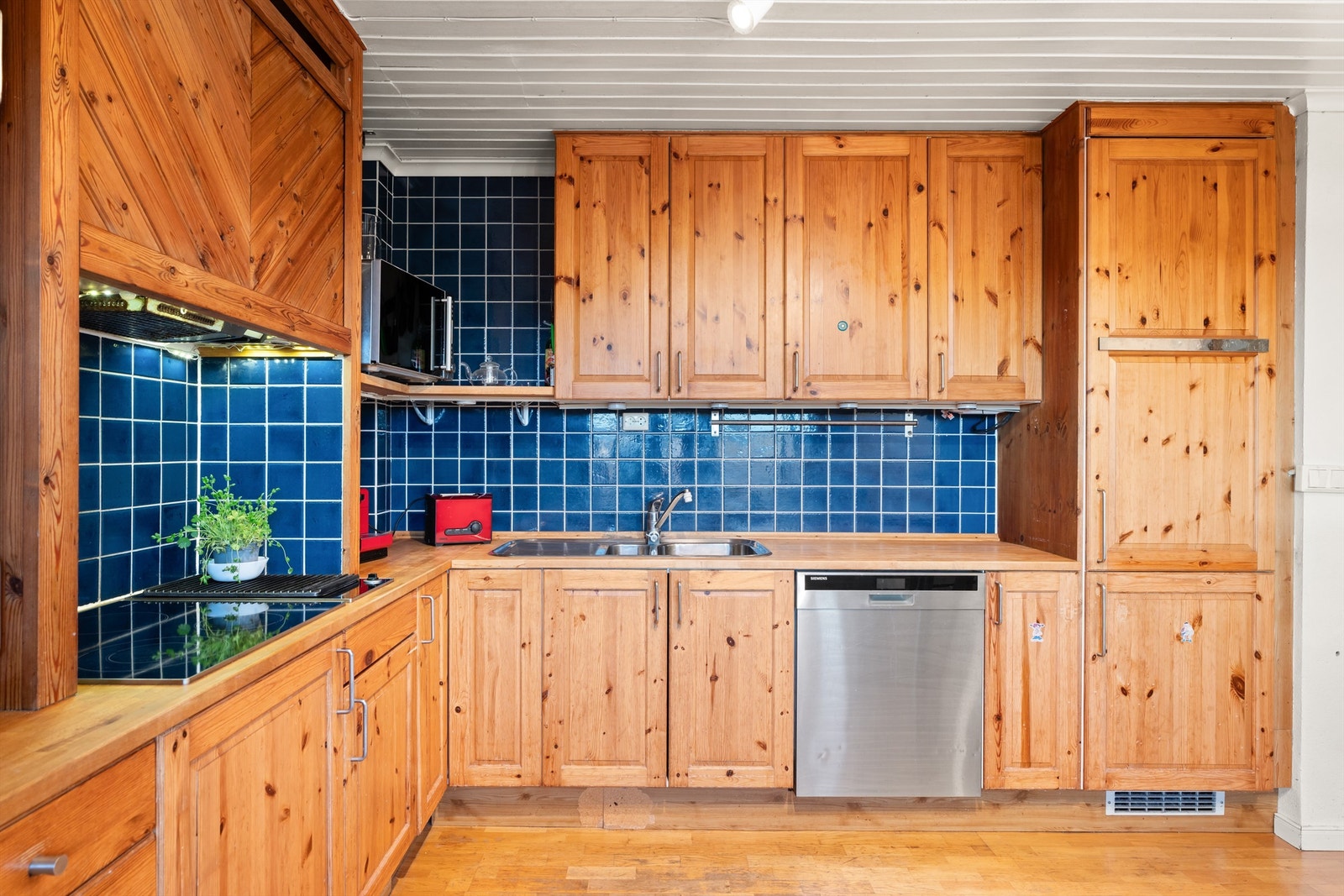 Det er rikelig med oppbevaringsplass i både skuffer og skap. Den store benkeplaten gjør det enkelt å diske opp lekre middager. Galleribilde