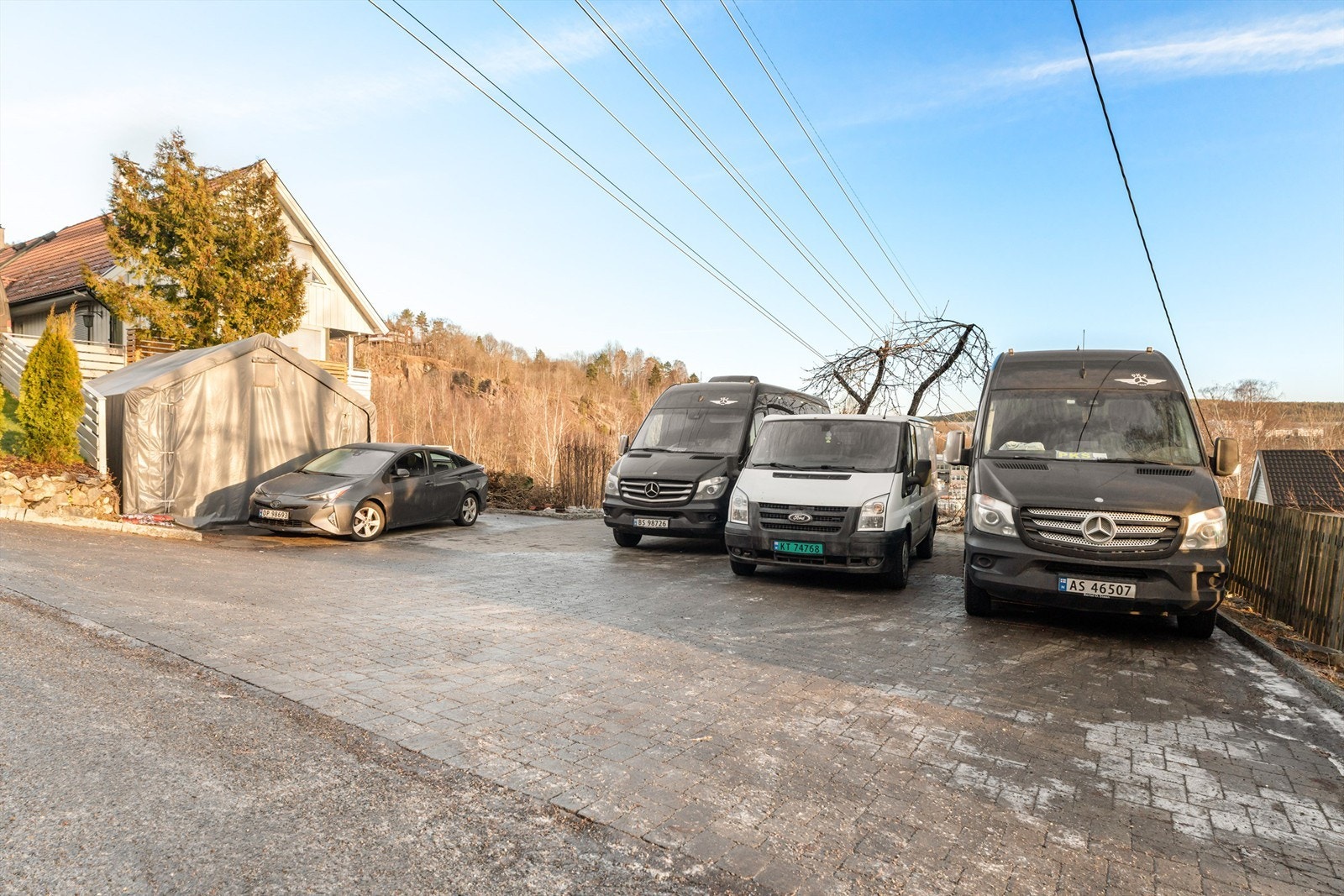 Boligen har tinglyst bruksrett til to biloppstillingsplasser samt snuplass og mer. Galleribilde