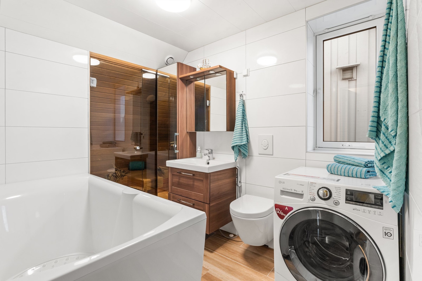 Innredningen består av servantskap med nedfelt servant. Over servanten er det et praktisk speilskap. Galleribilde