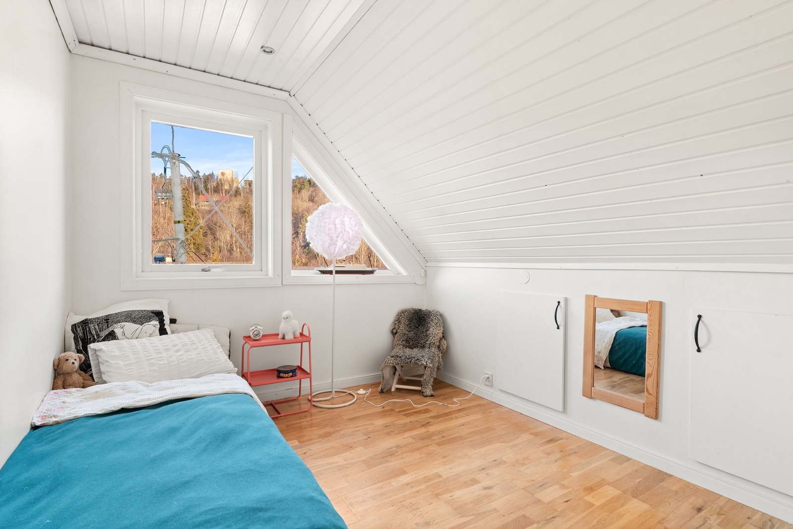 Boligens resterende soverom er også romslig og passer ypperlig som barnerom, gjesterom eller kontor Galleribilde