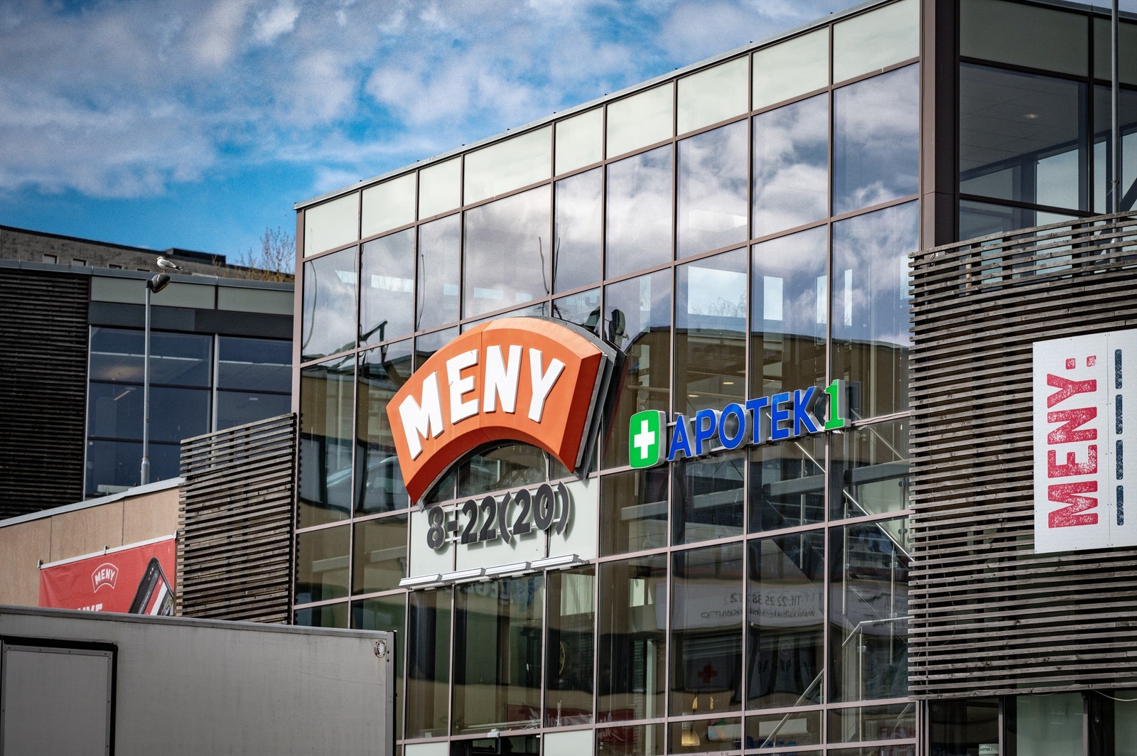 Kalbakken senter, med godt utvalg av flere matbutikker, apoteker, treningssentre og spisesteder. Galleribilde