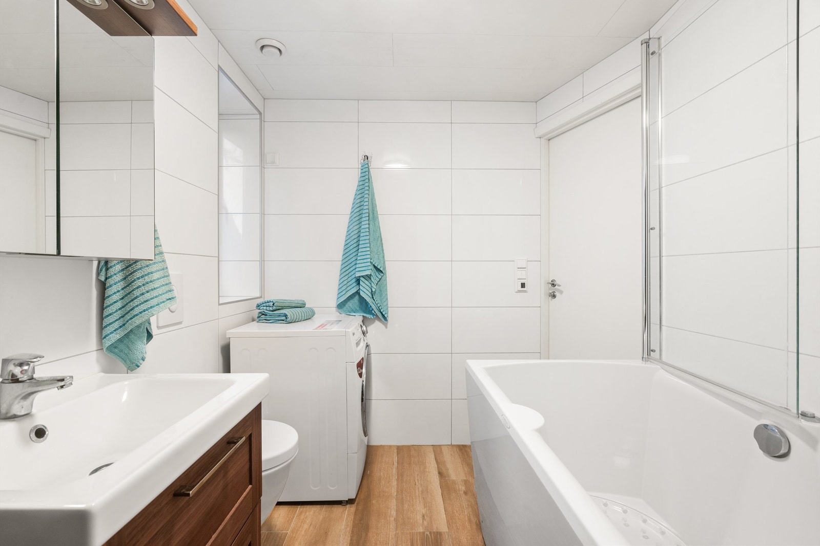 Lyst og delikat bad med ekstra hygienisk, dypt og romslig spa-badekar fra Hurricane. Unn deg en skikkelig velvære og ekte spafølelse i eget hjem. Galleribilde