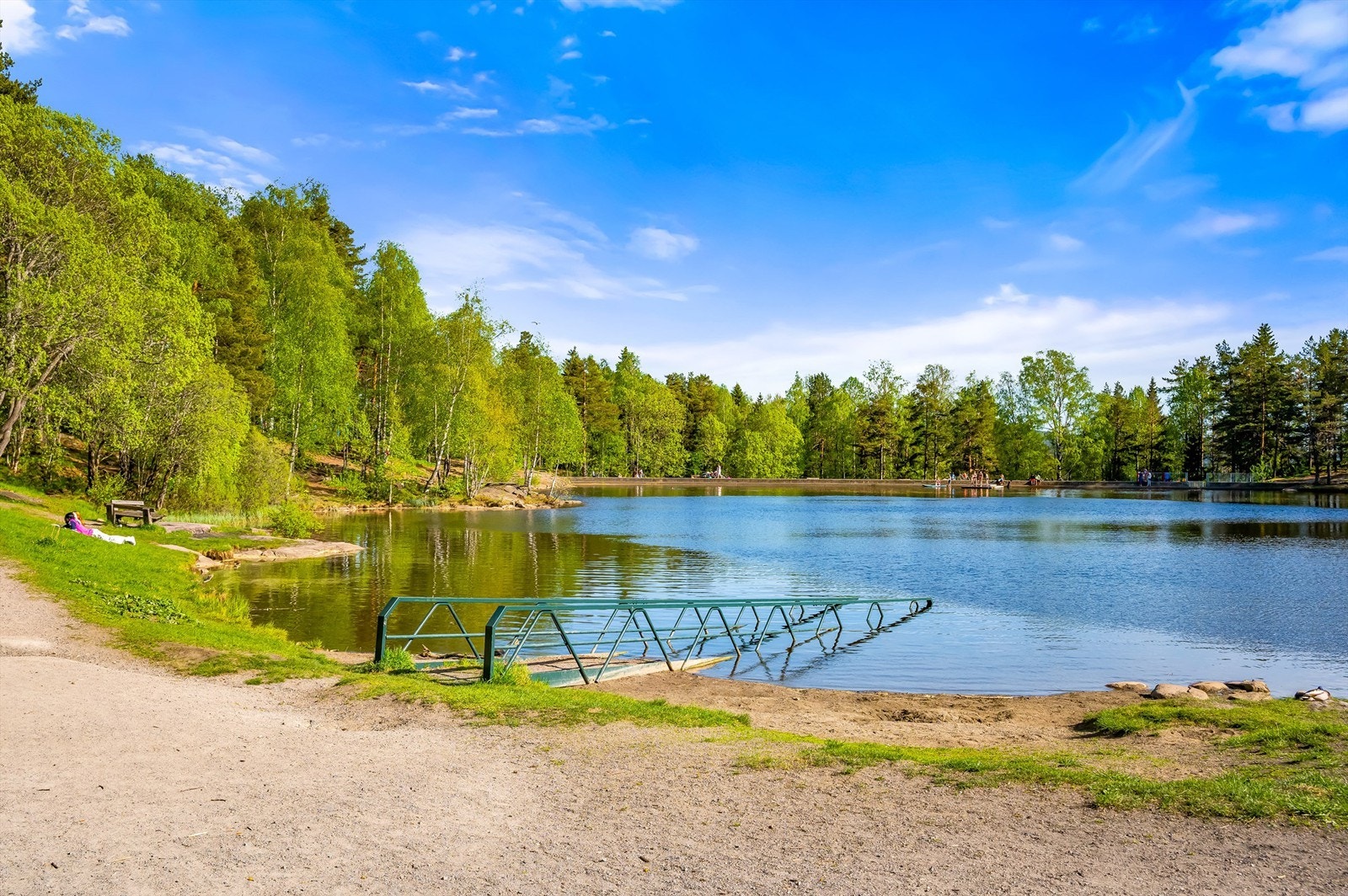 Vakre Vesletjern - et eldorado for barnefamilien! Her er det tilrettelagt med badebrygger, strand og opparbeidede bålplass. Galleribilde