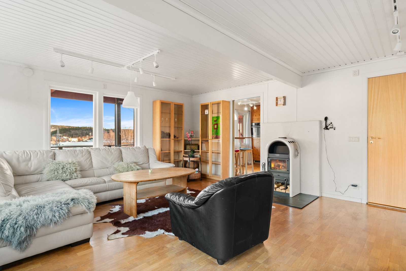 I stuen er det også en herlig peisovn - perfekt for kalde vinterkvelder. Store vindusflater sørger for rikelig med lysinnslipp, og skaper en lys og luftig atmosfære. Galleribilde