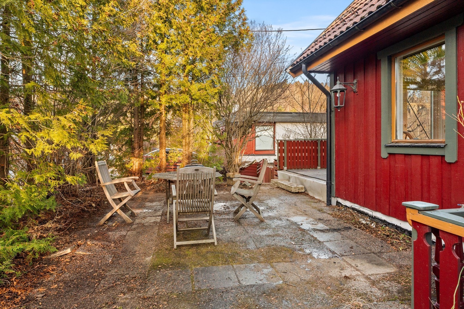 Fra terrassen kommer du til skjermede uteområder som kan møbleres med blant annet en sittegruppe der middagen kan nytes på sommerstid. Galleribilde