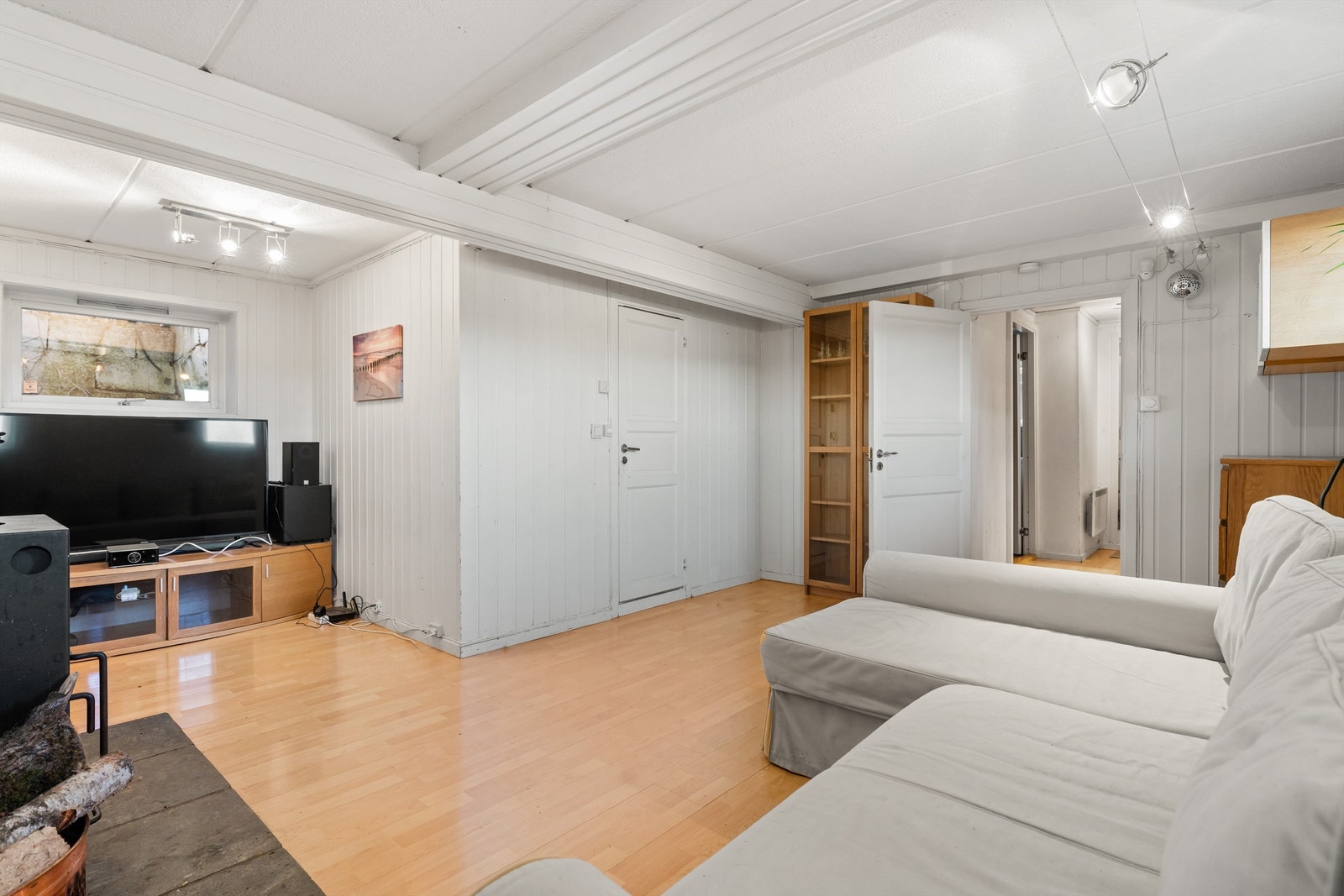 Enkel tilgang fra kjellerstuen til et komplett bad og vaskerom med alle fasiliteter. Galleribilde