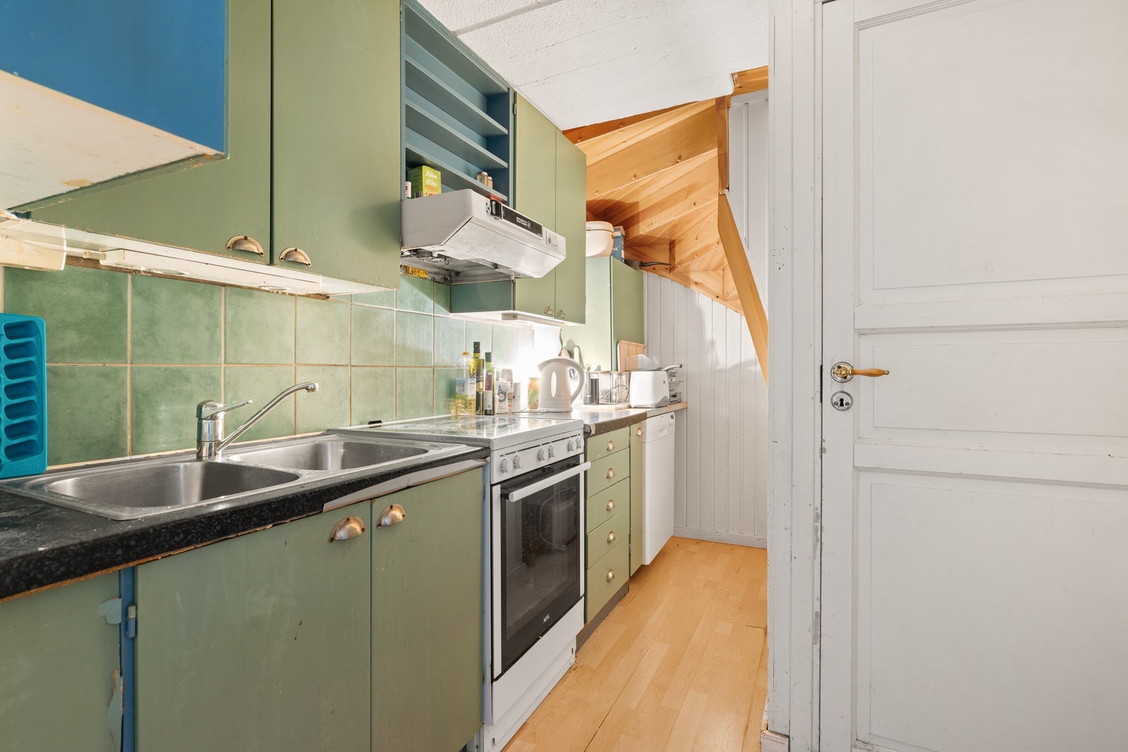 Innredningen er av glatte fronter og benkeplate i laminat. Galleribilde