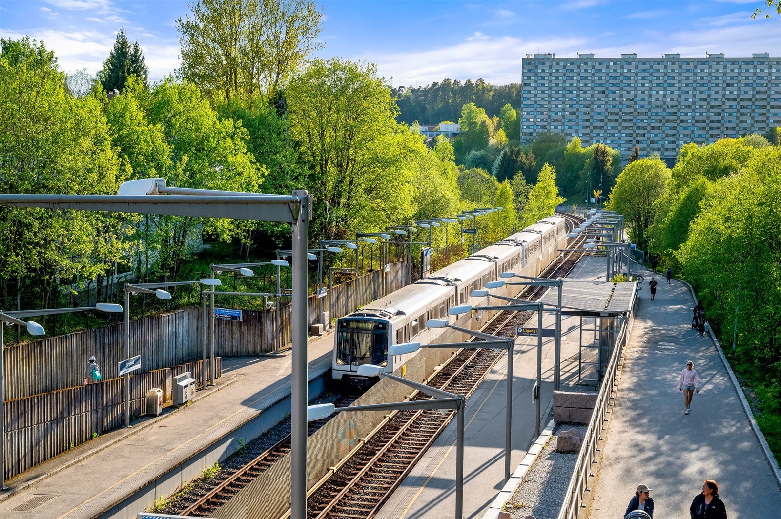 Området byr også på et godt tilbud av offentlig kommunikasjon. Ved Grorud T-banestasjon går en rekke busslinjer samt t-banens linje 4 og 5 som raskt og enkelt tar deg inn til Oslo sentrum. Galleribilde