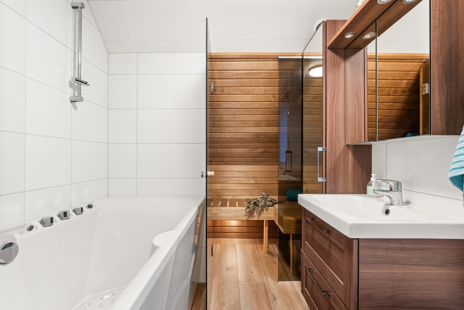 Badet er flislagt på gulv og vegger med varmekabler i gulvet og ble pusset opp i 2019. Galleribilde