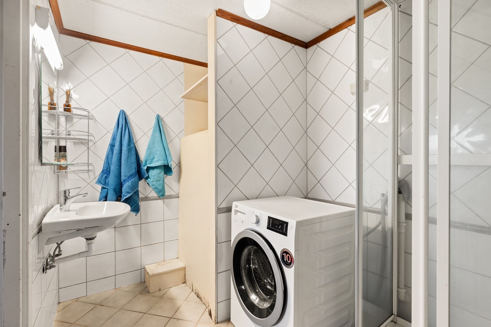 Badet er flislagt på gulv og vegger med varmekabler i gulvet. Galleribilde