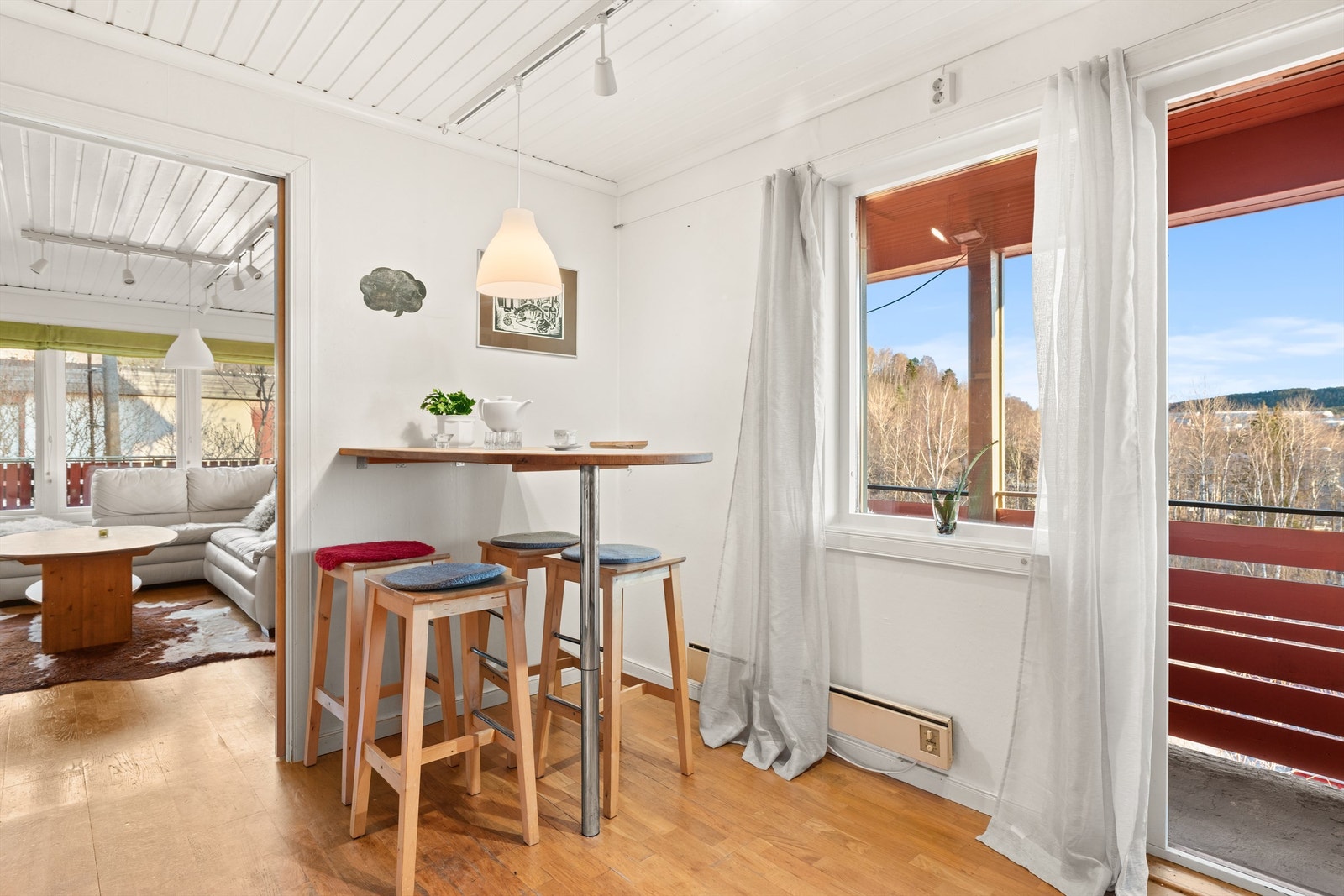 Fra kjøkkenet kommer du videre ut til verandaen. Galleribilde