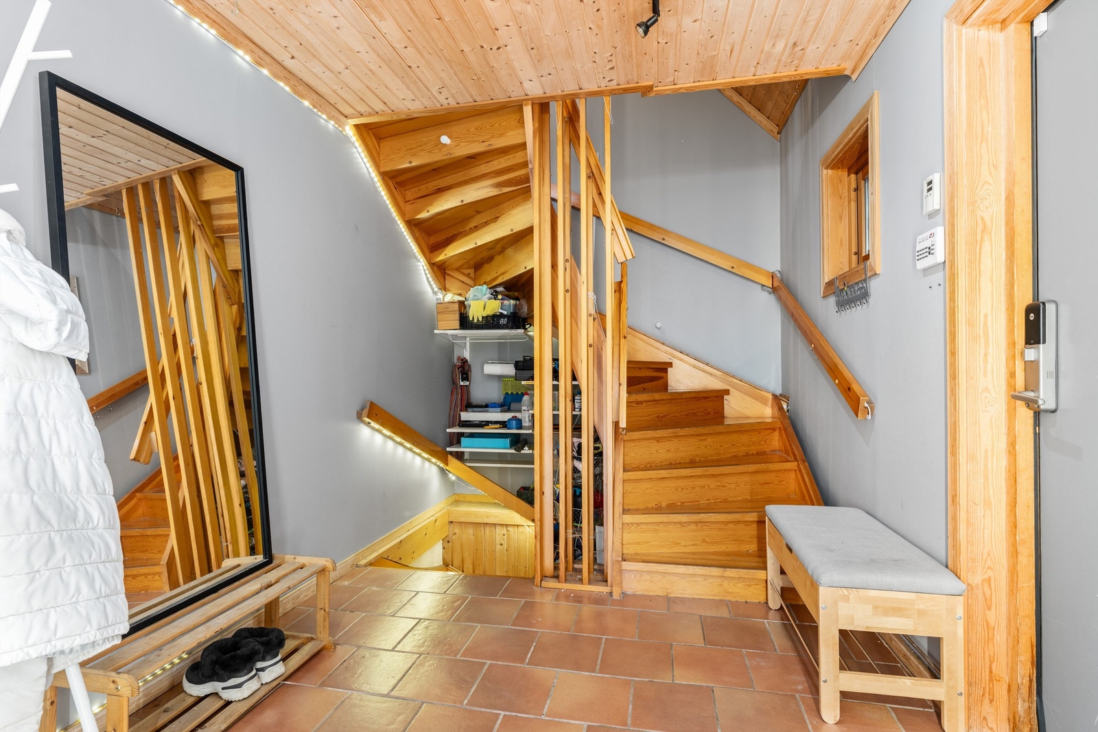 Fra entréen går trappen videre opp til 2. etasje og ned til underetasjen. Galleribilde