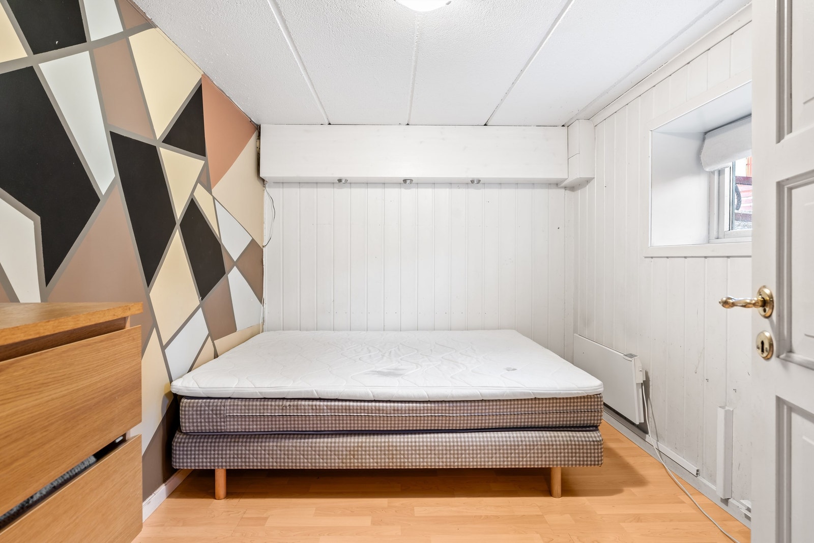 Også i underetasjen har boligen et ekstra soverom. Rommet er opprinnelig byggemeldt som bod og er derfor ikke godkjent for varig opphold.. Galleribilde