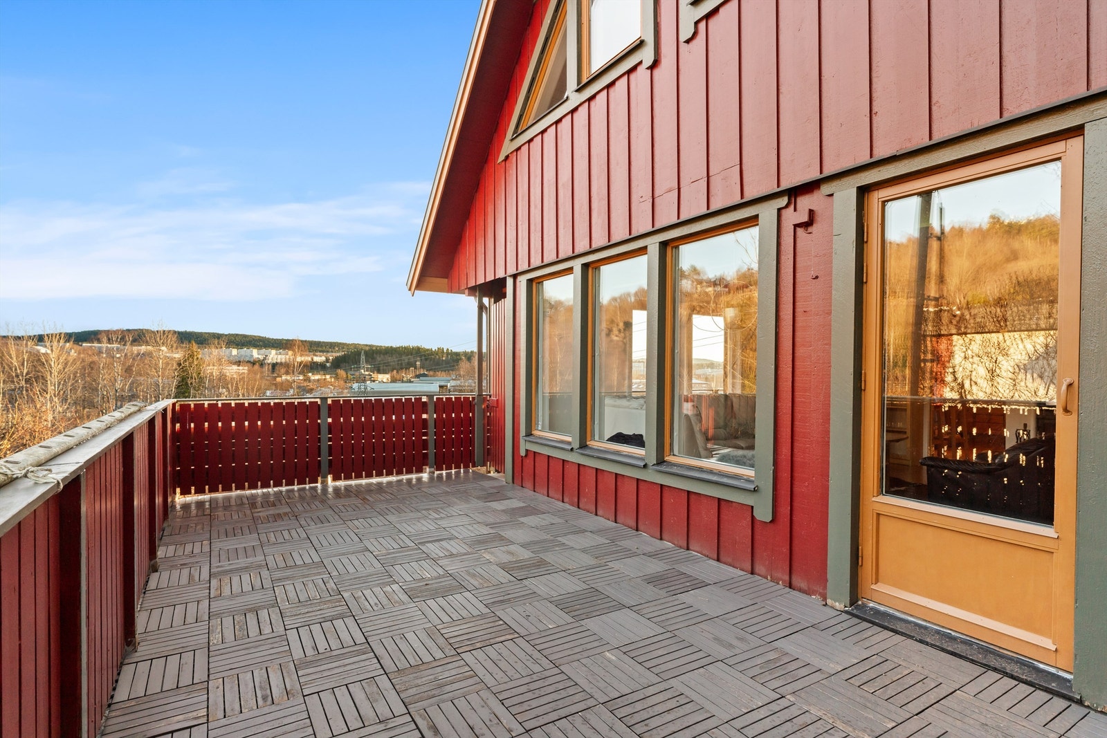 Her er det god plass til å innrede med flere soner der årets varme dager kan nytes. Galleribilde