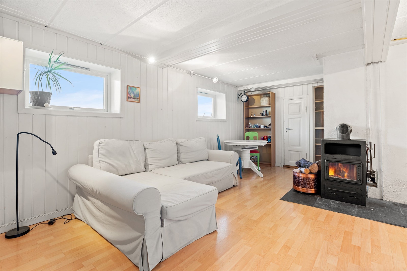 Kjelleren har en romslig kjellerstue med god plass til sofagruppe med tilhørende salongbord og en spisegruppe der man kan nyte middagsselskap. Galleribilde