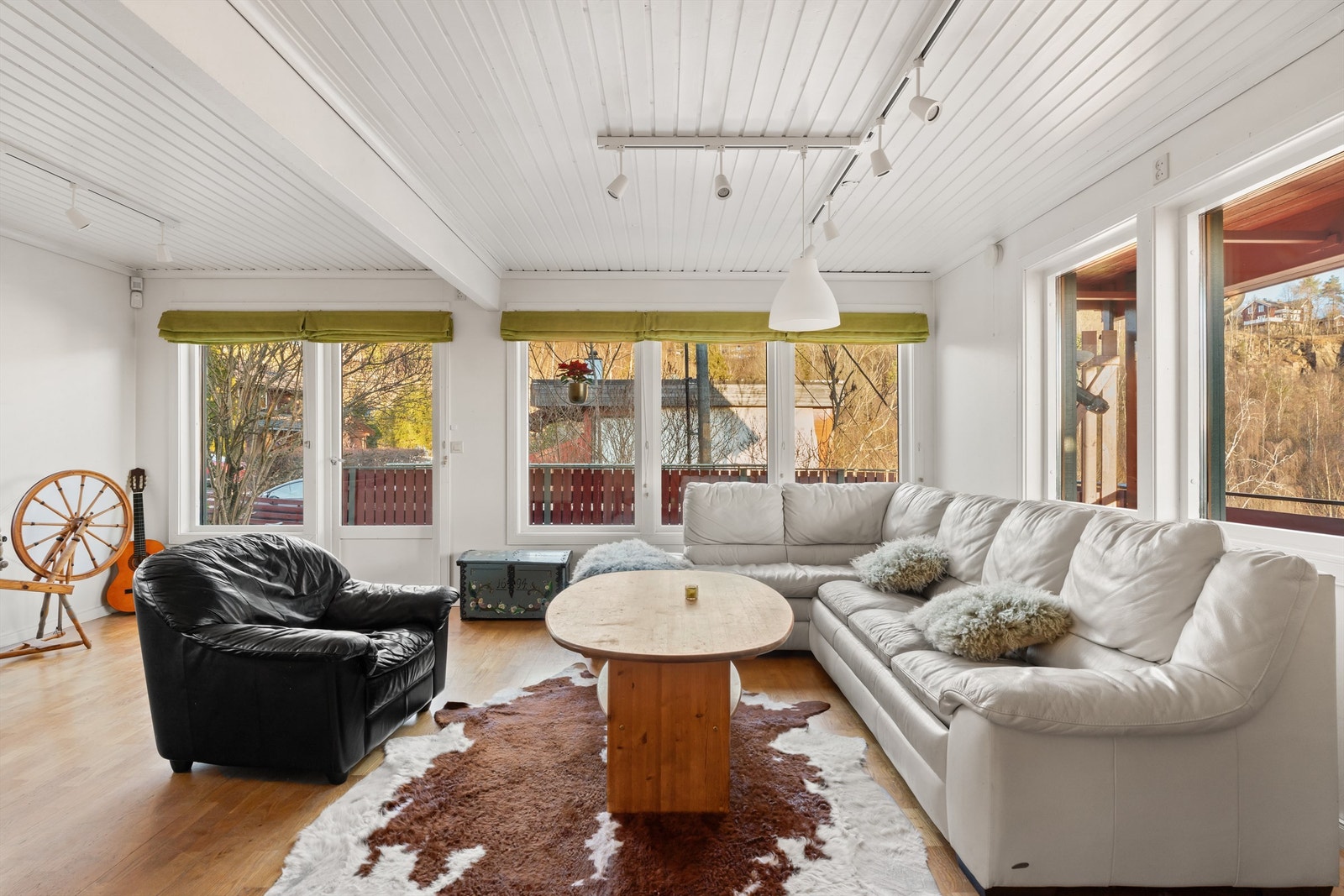 Stuen er romslig og kan enkelt innredes etter eget ønske og personlig stil med en hyggelig sofagruppe og tilhørende salongbord samt tv-benk eller annet ønskelig stuemøblement. Galleribilde