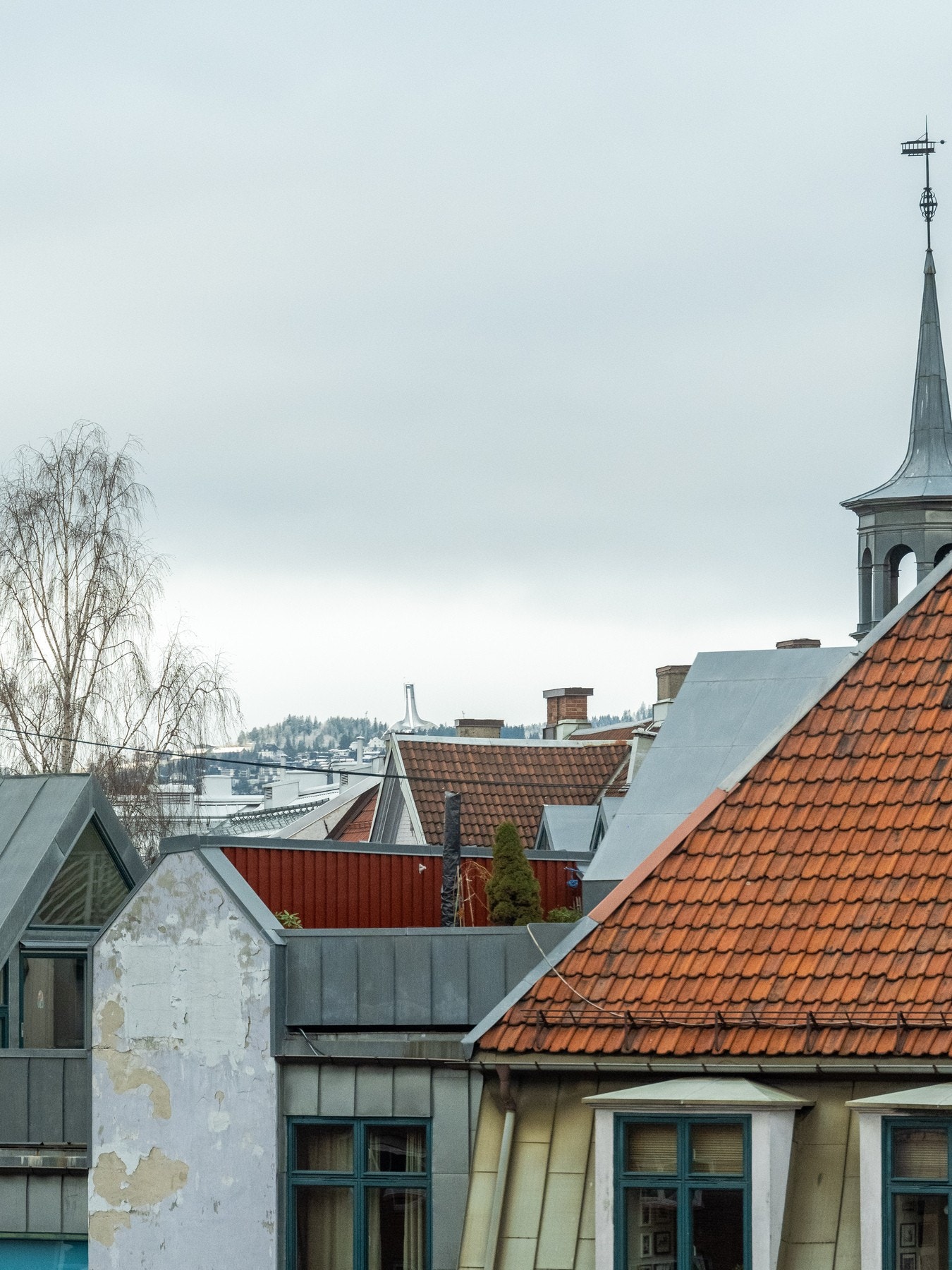Ettersom leiligheten ligger i byggets 4. etasje, er det flott utsikt fra stuevinduene. Leilighetens interne beliggenhet bidrar også med godt lysinnslipp. Galleribilde