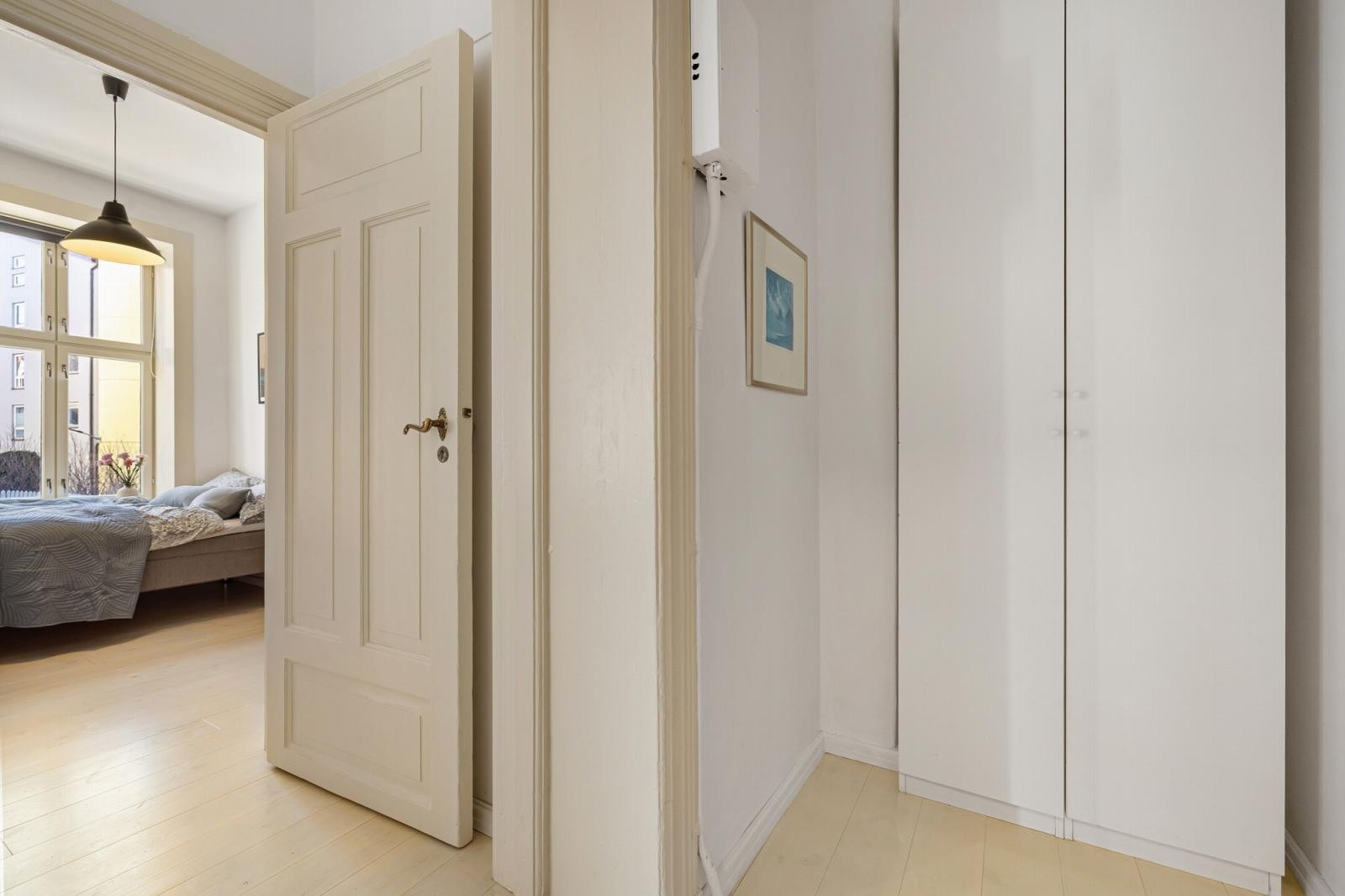 Fra leilighetens gang har man videre adkomst til leilghetens hovedsoverom. Galleribilde