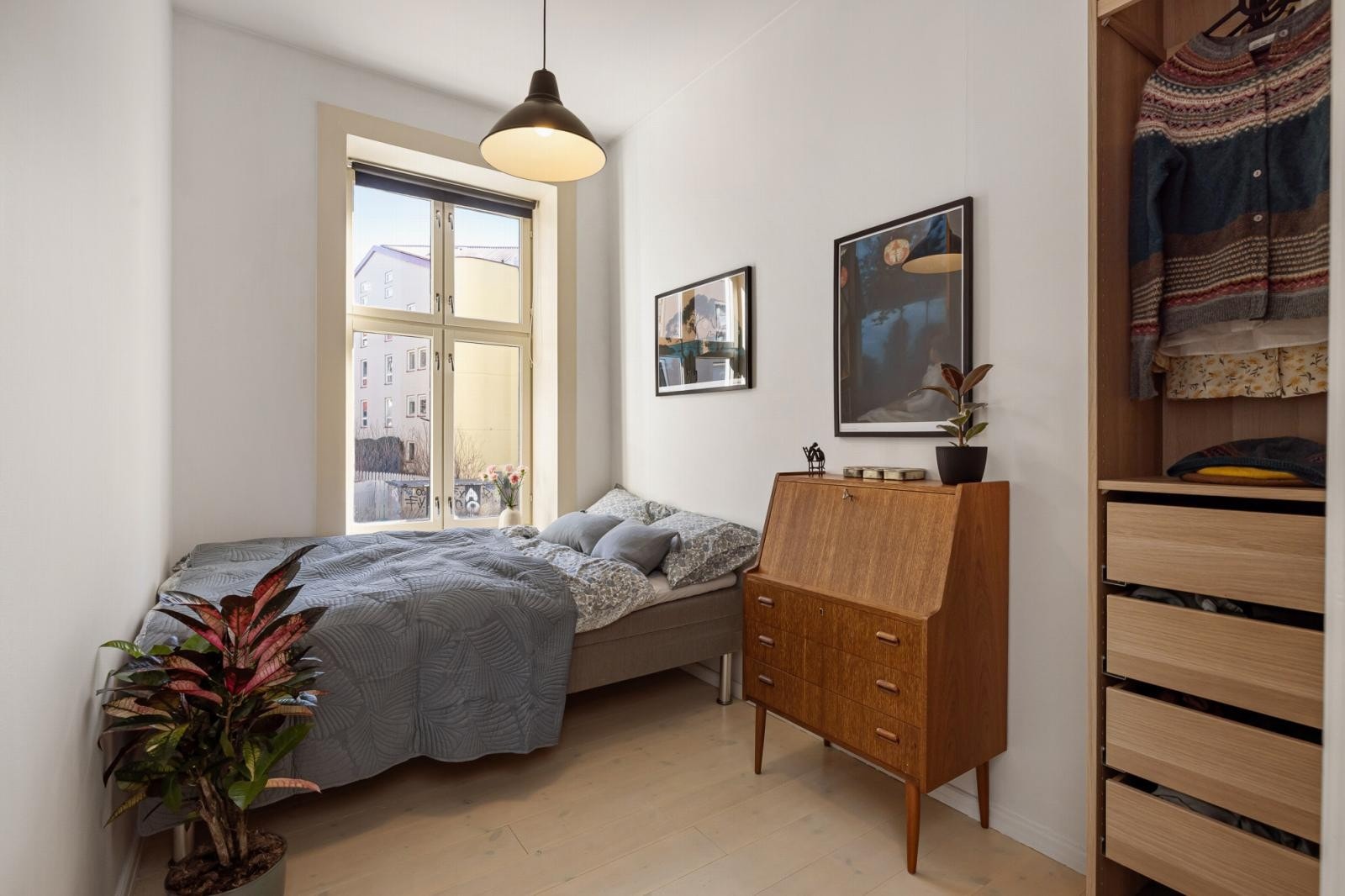 Her er det plass til dobbeltseng, og det er satt inn en garderobenisje som medfølger i salget. Galleribilde