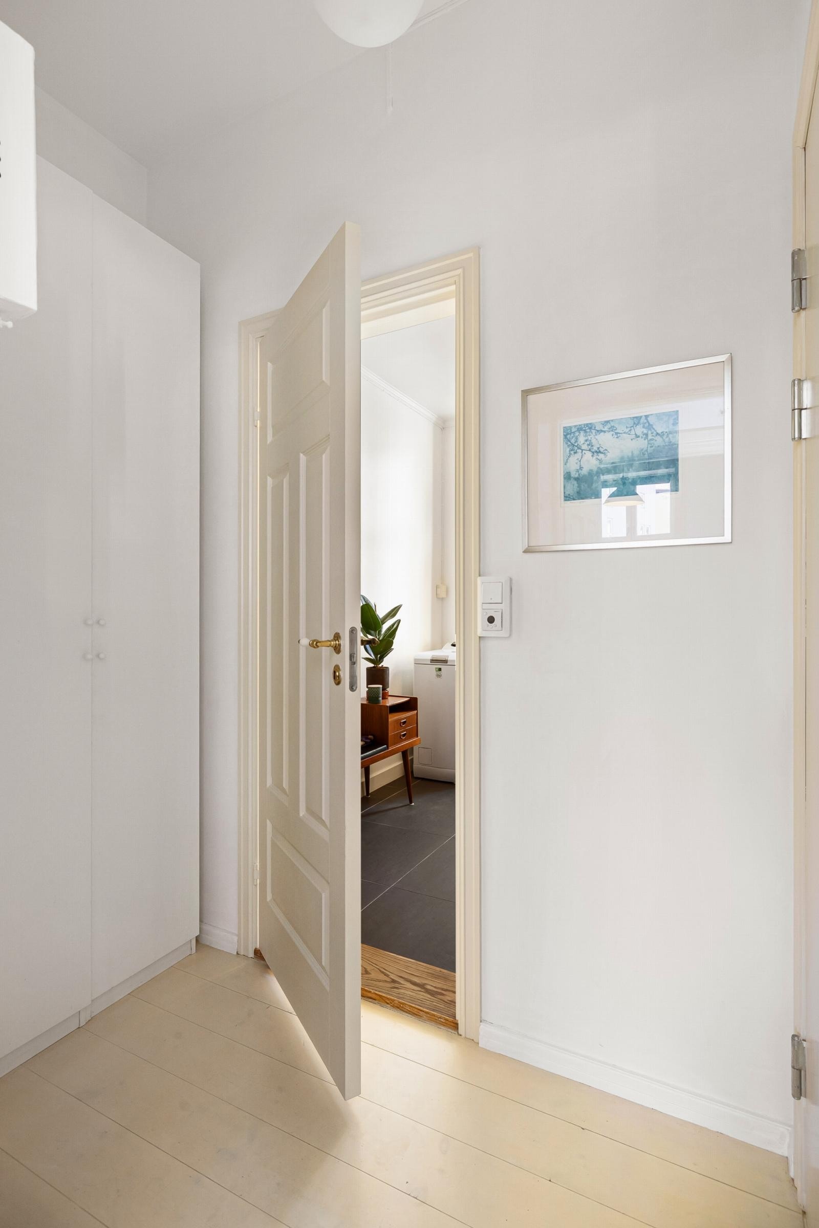 Videre har vi adkomst til leilighetens bad. Galleribilde