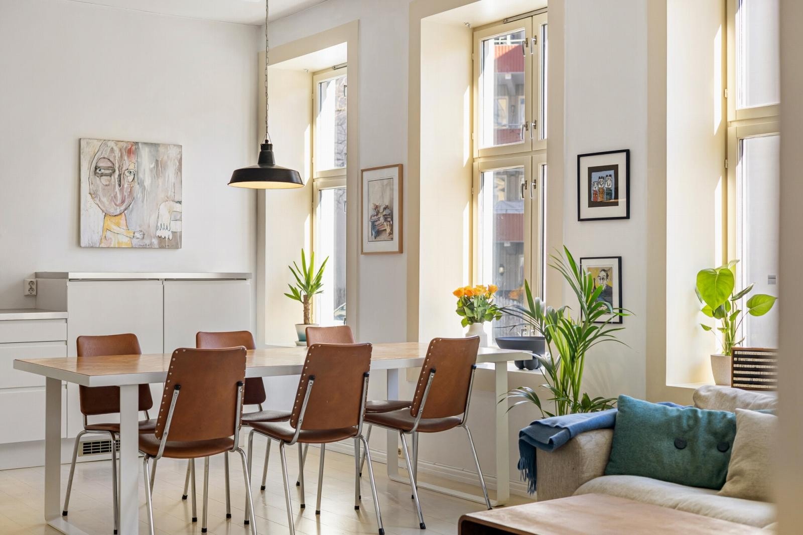 Mellom stue og kjøkken er den perfekte plassen for spisestuen. Galleribilde