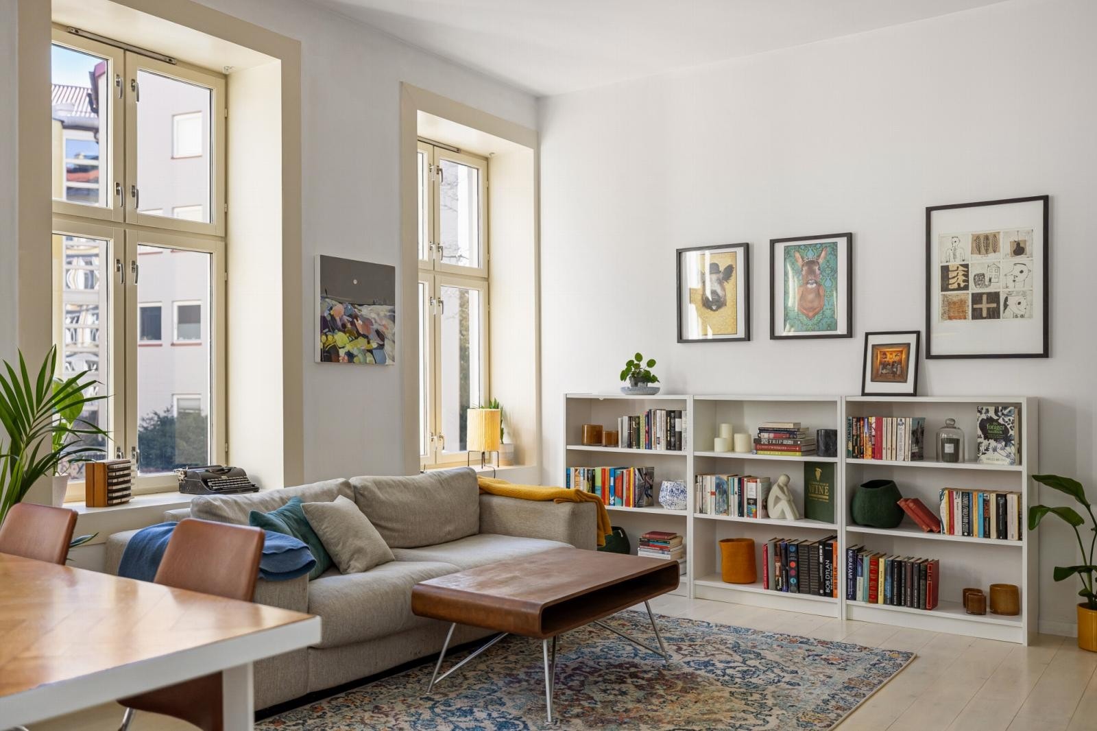 Leiligheheten er pent velholdt og har flere flotte klassiske detaljer som må oppleves! Galleribilde