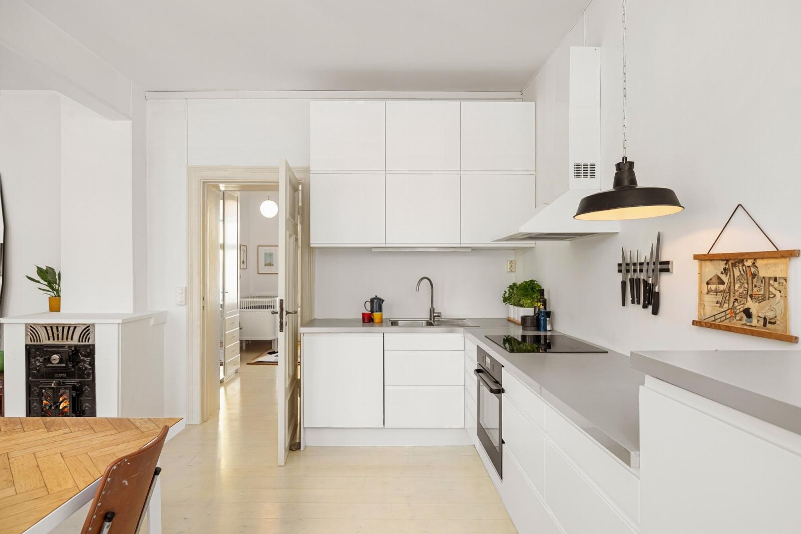 Stilrent kjøkken med integrerte hvitevarer som medfølger i salget. Til info er ovnen ny fra 2025. Galleribilde