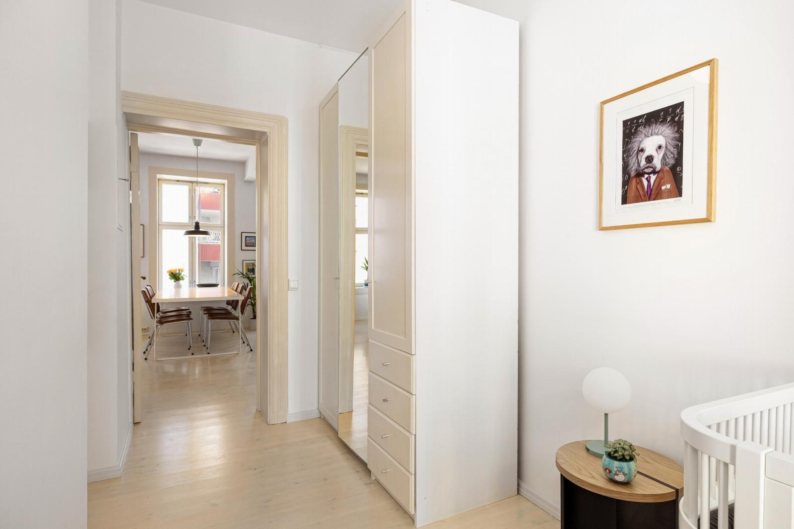 Soverommet vender ut mot rolig bakgård. Galleribilde