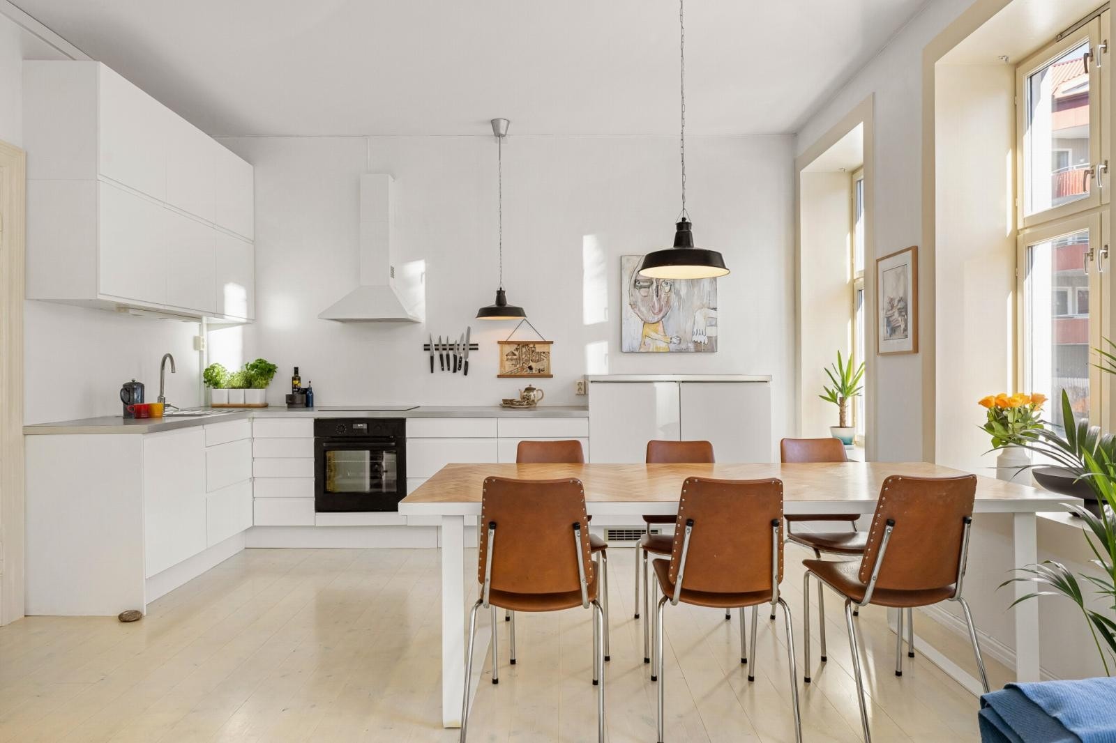 Kjøkkenet ligger pent til i åpen løsning mot stue. Galleribilde