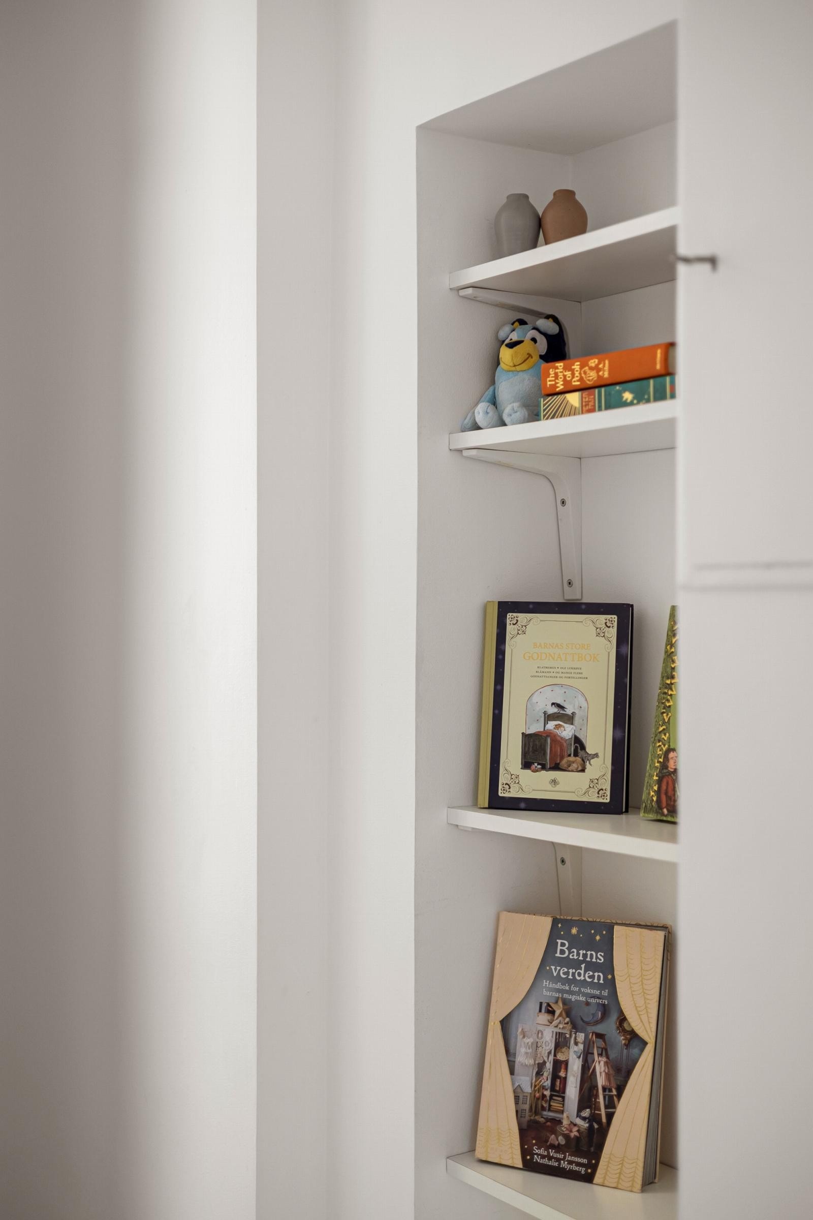 Her er det laget en plassbygd bokhylle og garderobeskapet på soverommet medfølger. Galleribilde