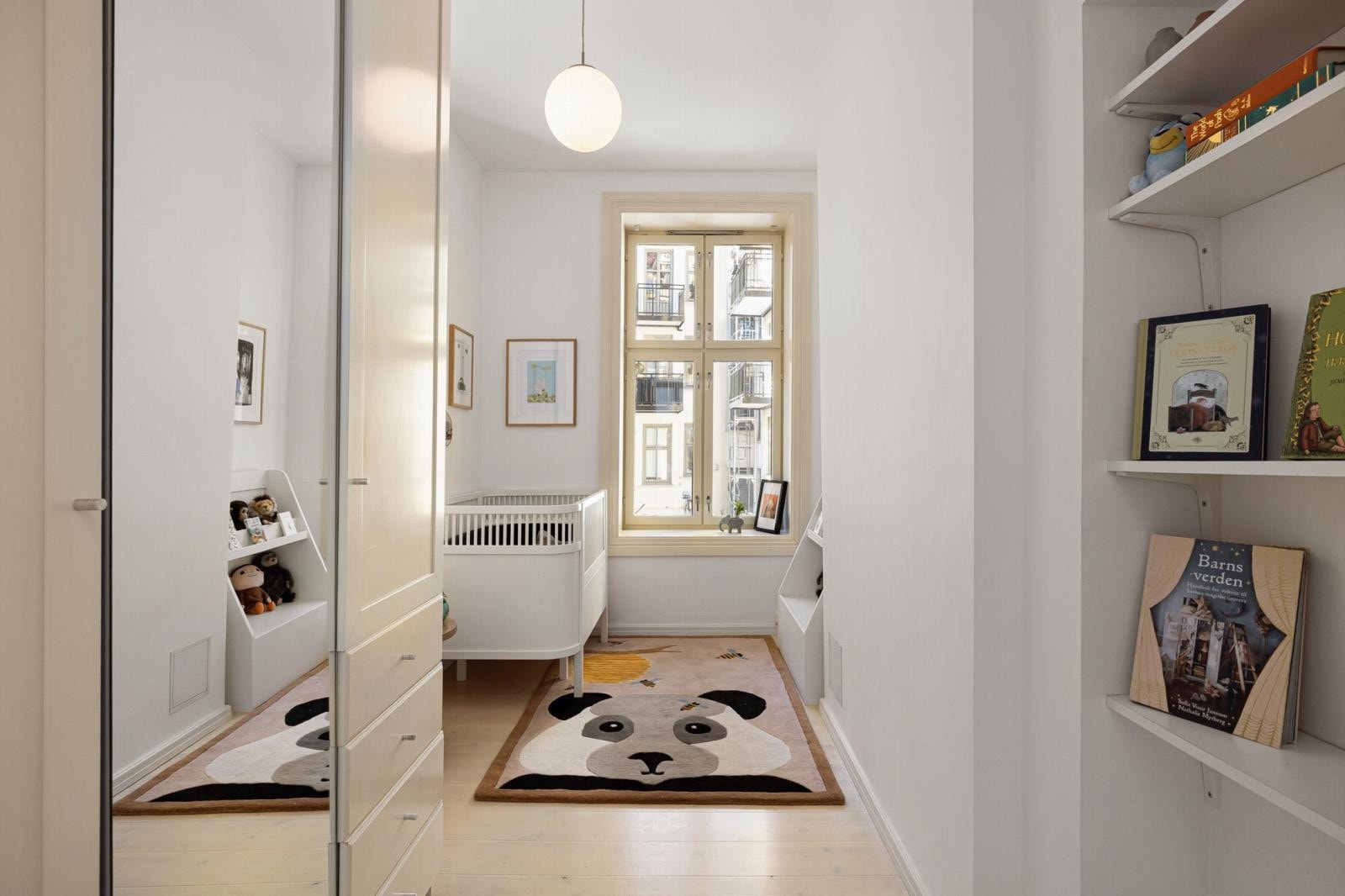 Fra kjøkkenet har man videre adkomst til leilighetens barnerom. Galleribilde