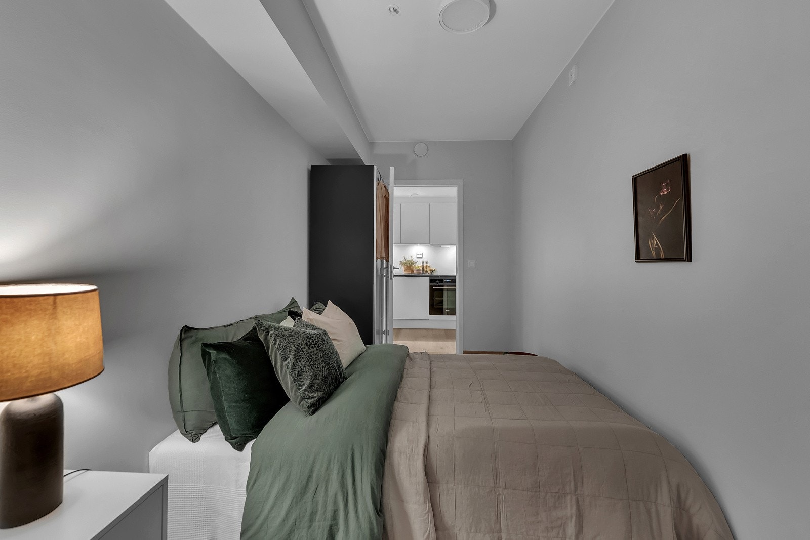 Her har du også mulighet til å henge opp en TV på veggen foran sengen. Galleribilde