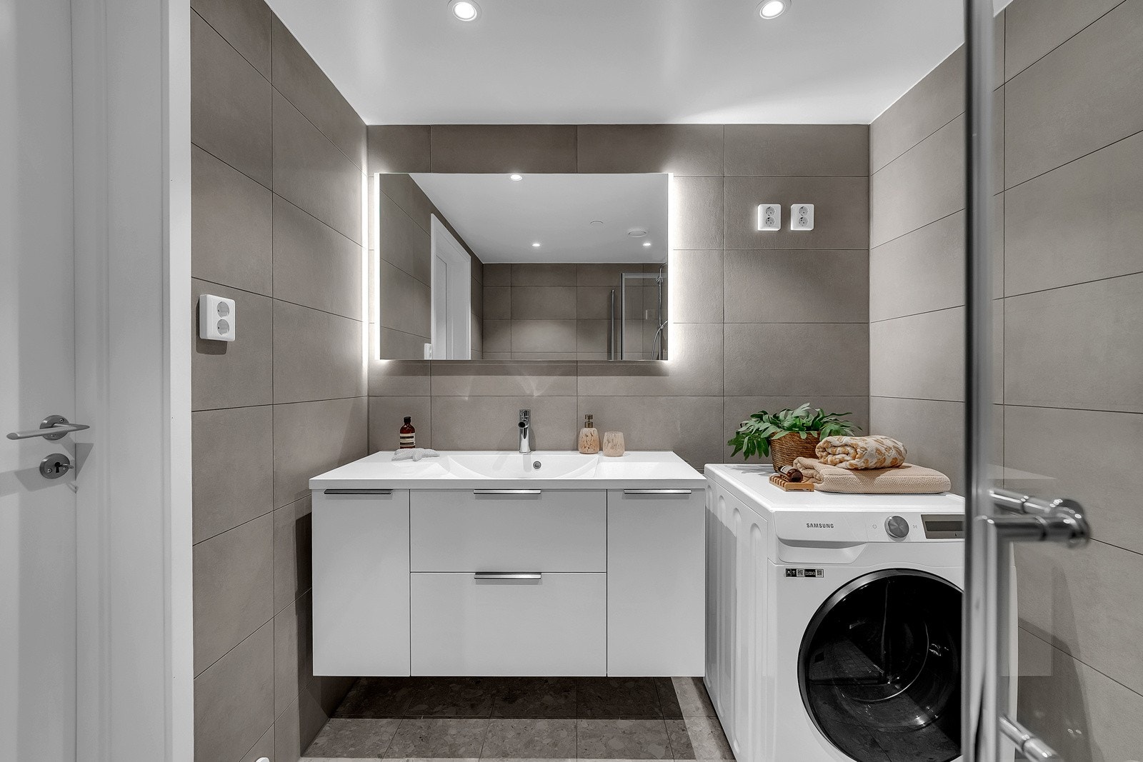 Badet har godt med lys og opplegg for vaskemaskin. Galleribilde